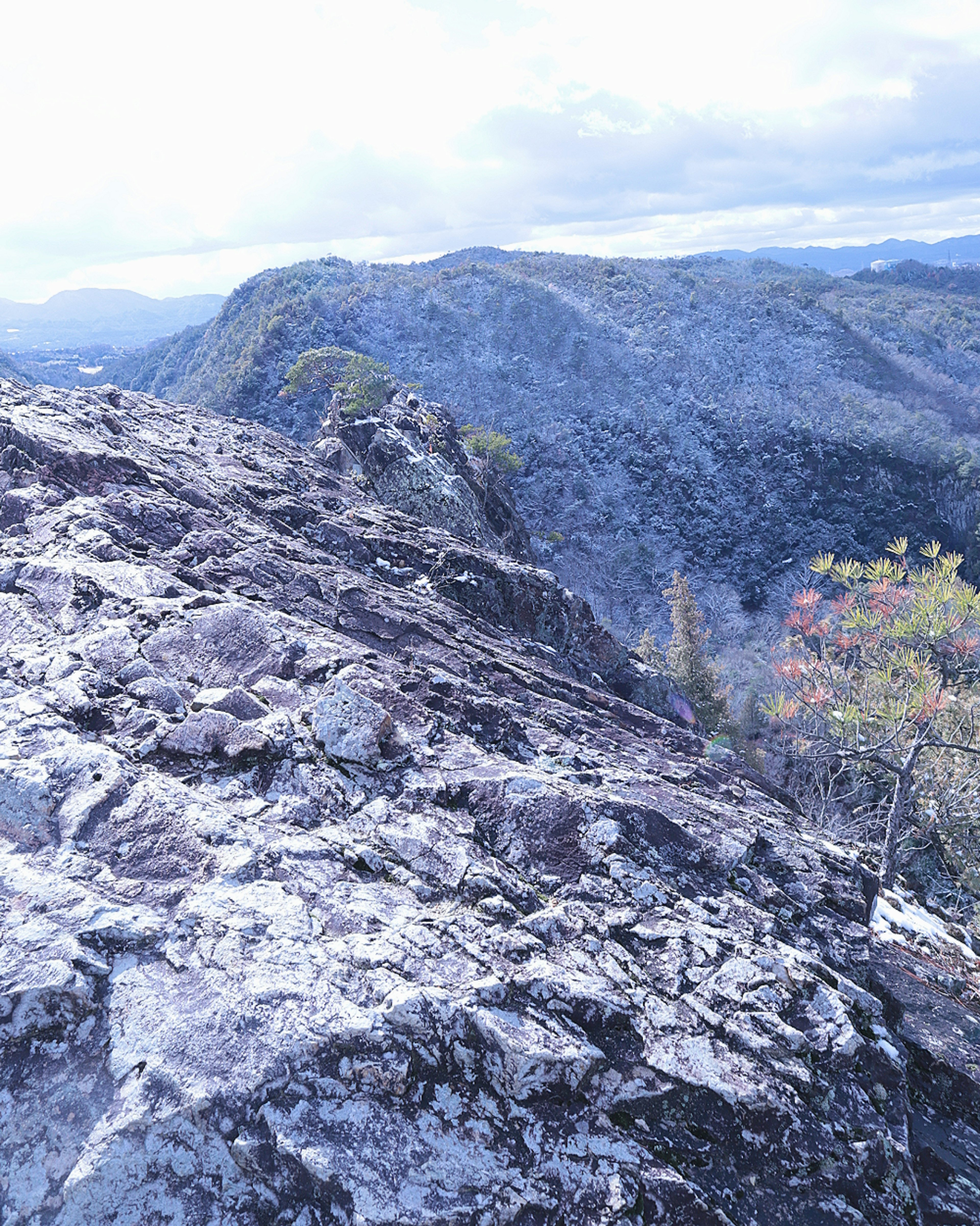 Landschaft mit felsigem Gelände und fernen Bergen