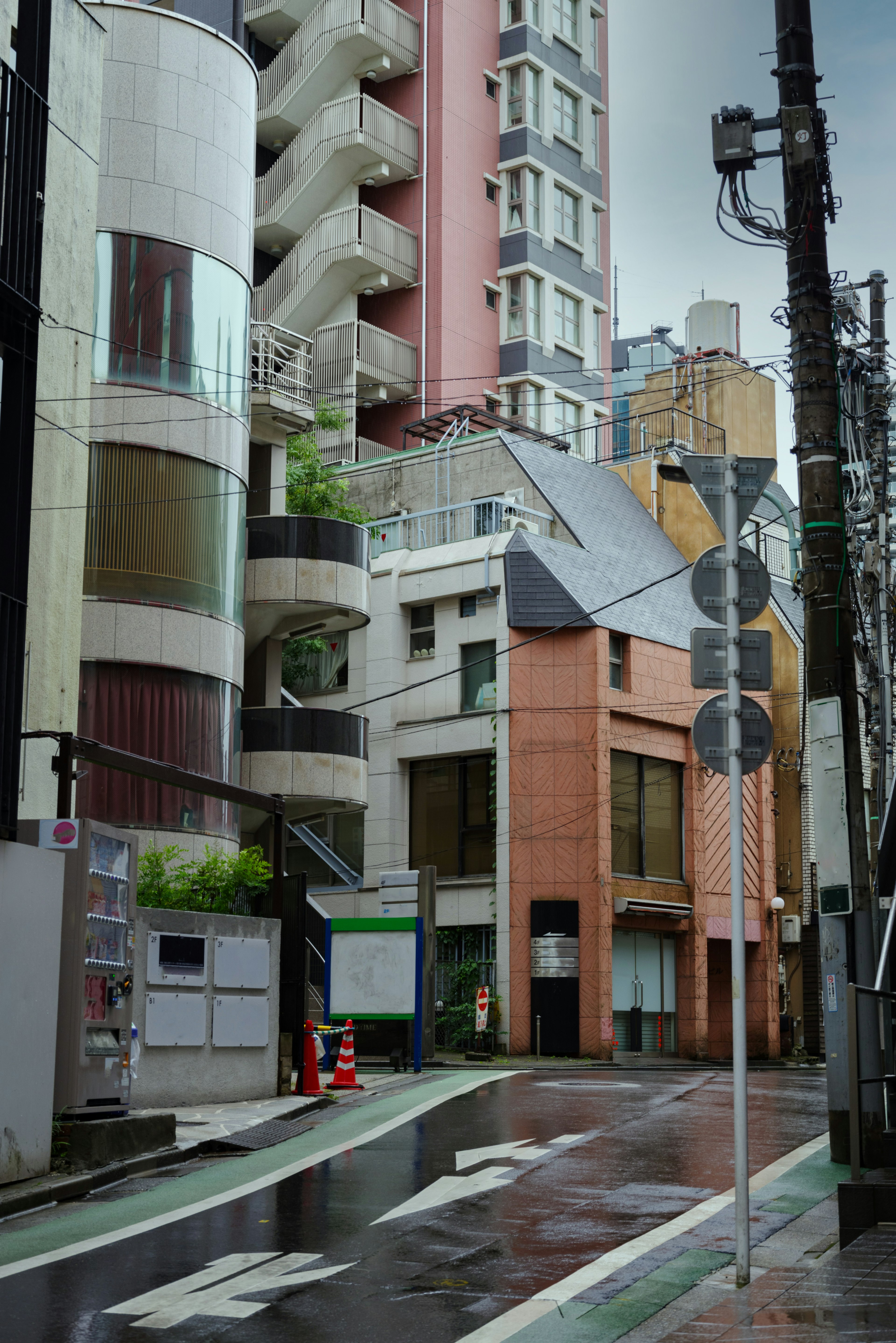 Stadtlandschaft mit Hochhäusern und Verkehrsschildern Nasser Bürgersteig und bunte Architektur