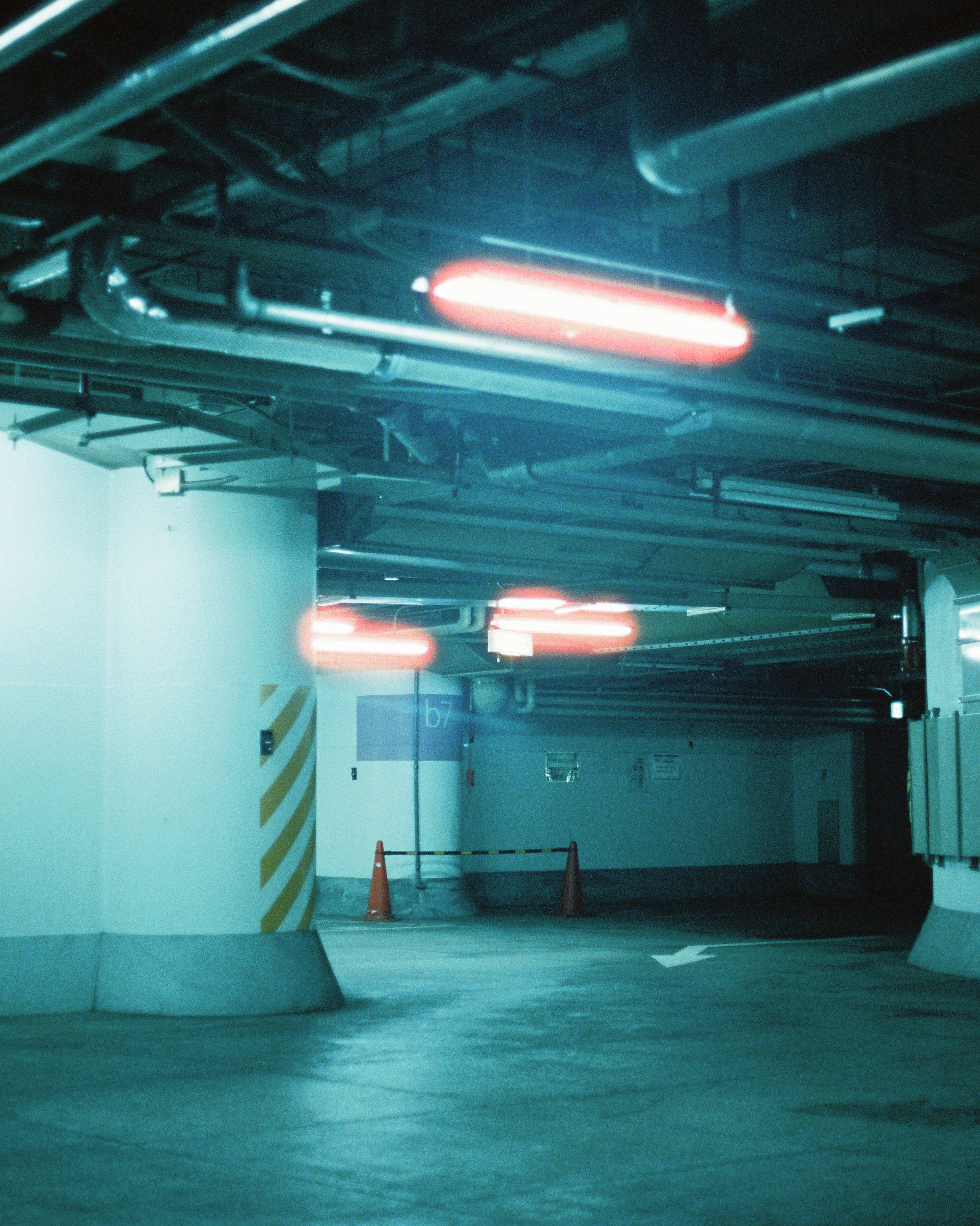 Estacionamiento subterráneo con iluminación azul y roja