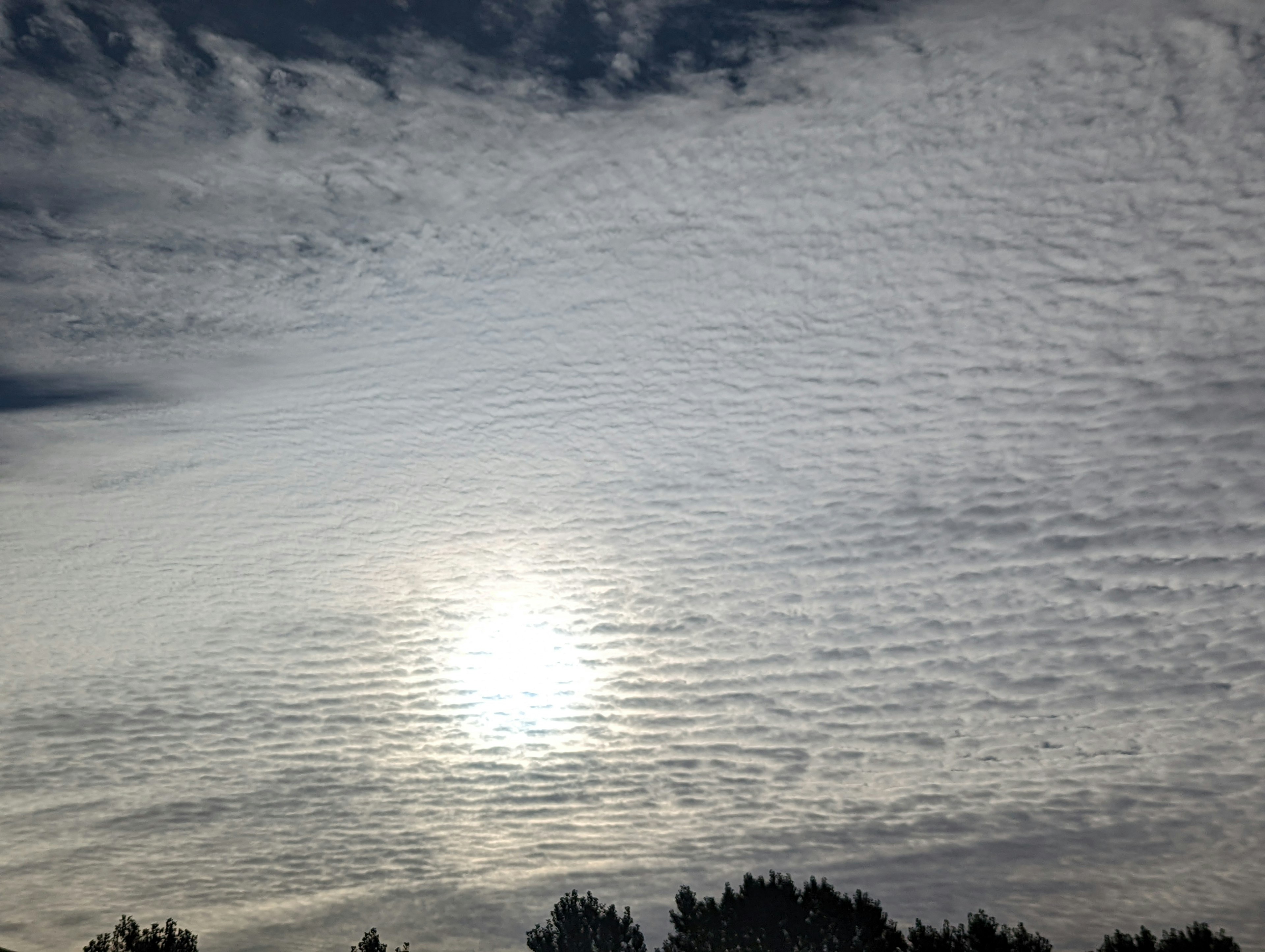 Ausgedehnte Wolken am Himmel mit strahlender Sonne