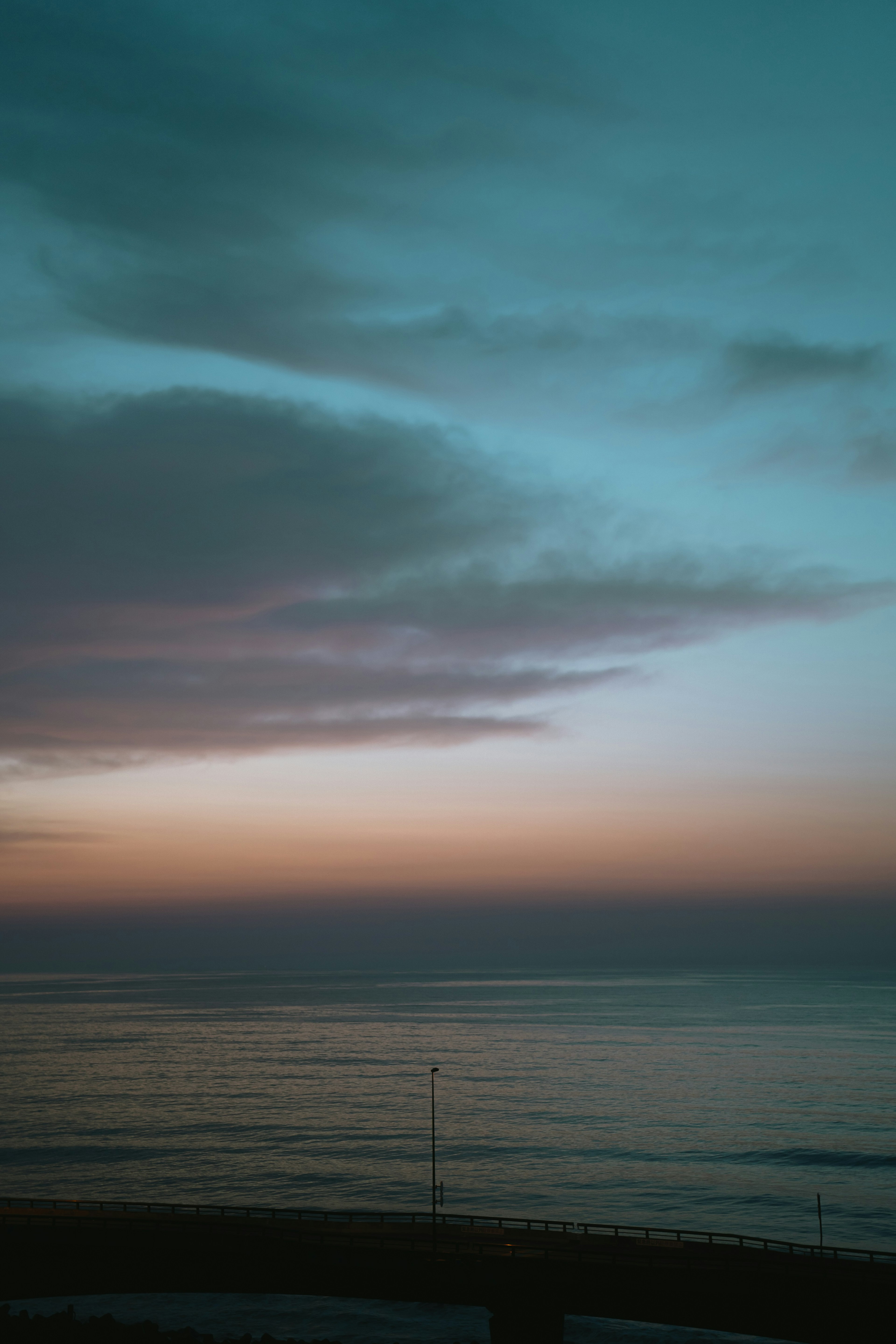 穏やかな海と青い空の美しい夕暮れ