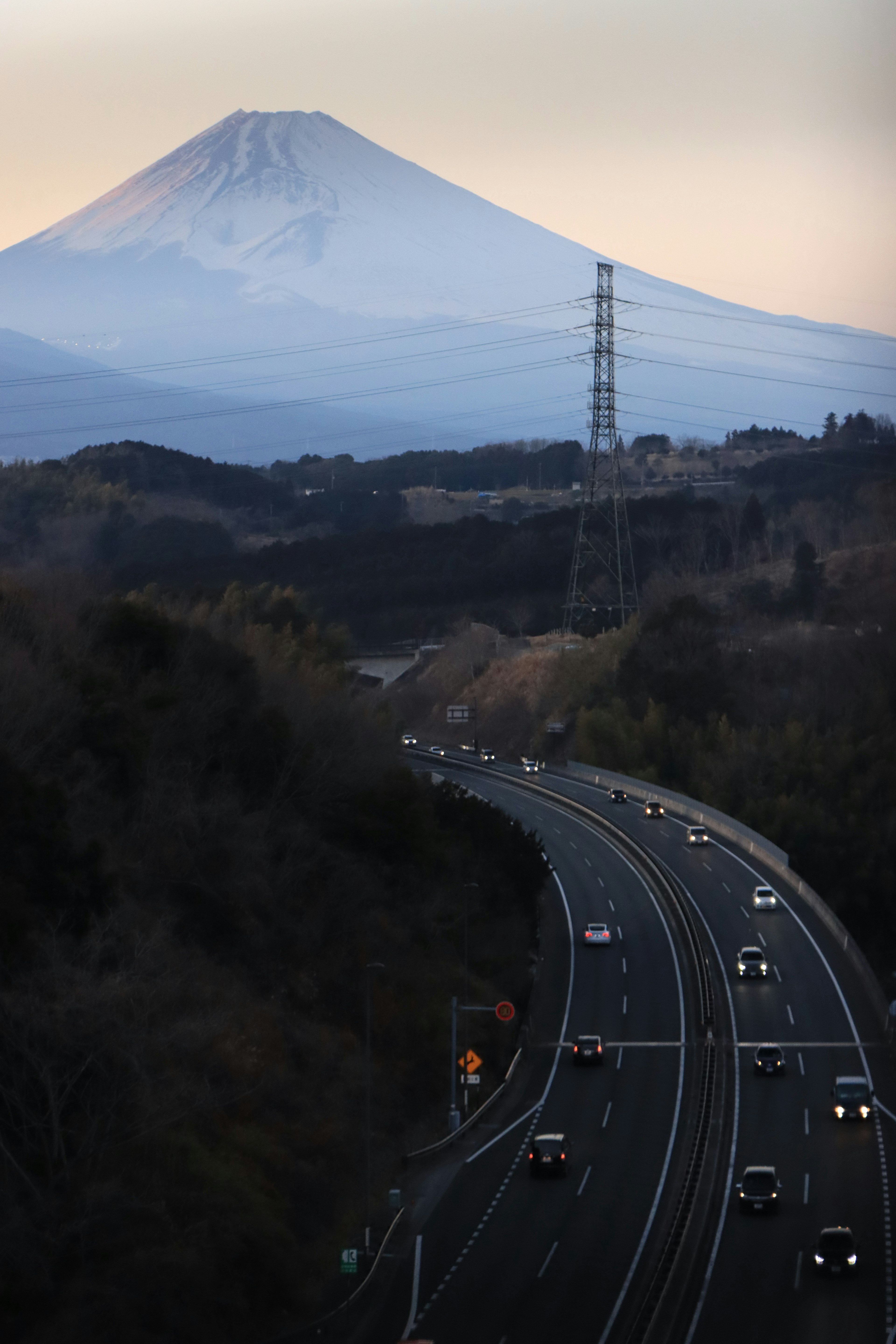 Scène de route avec le Mont Fuji en arrière-plan