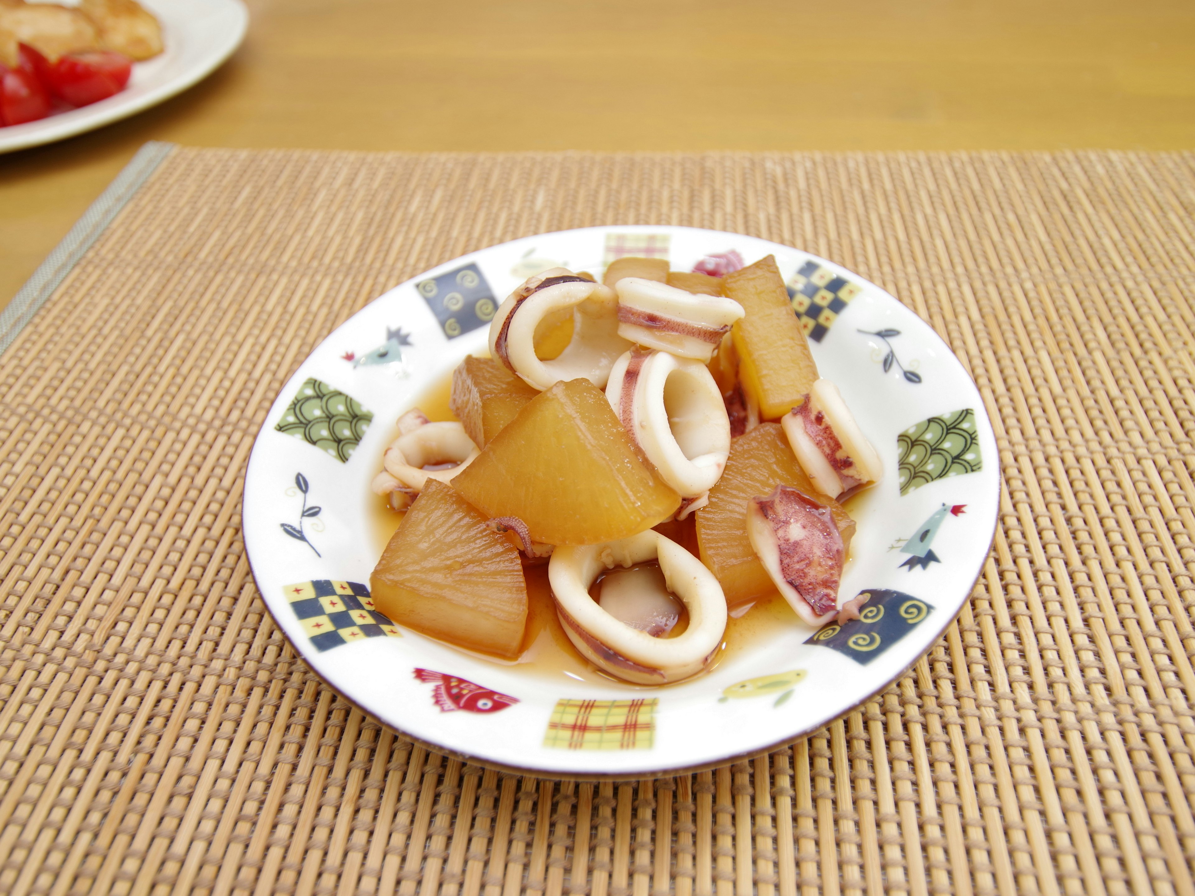 Un plato de calamares y rábano daikon cocidos en salsa