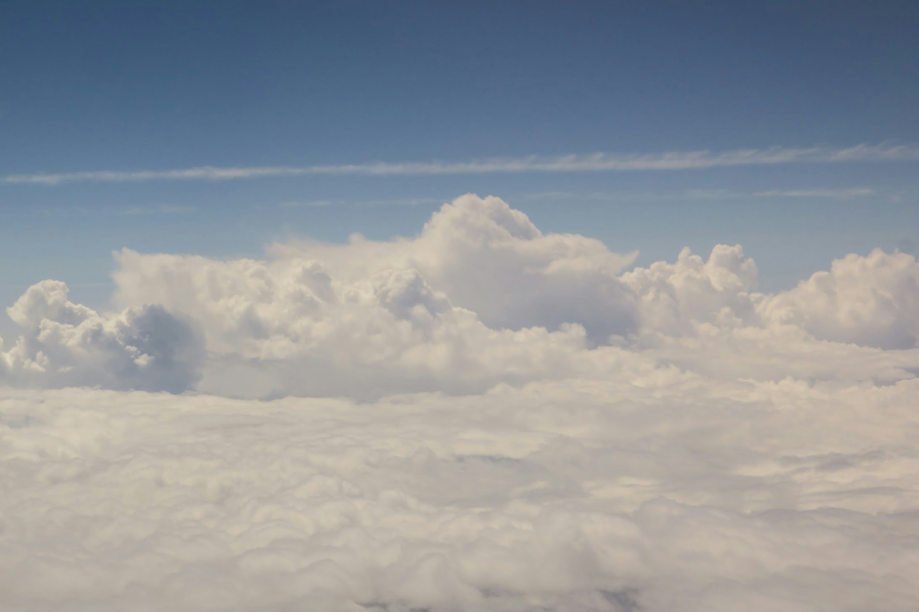 青空に浮かぶ白い雲の風景