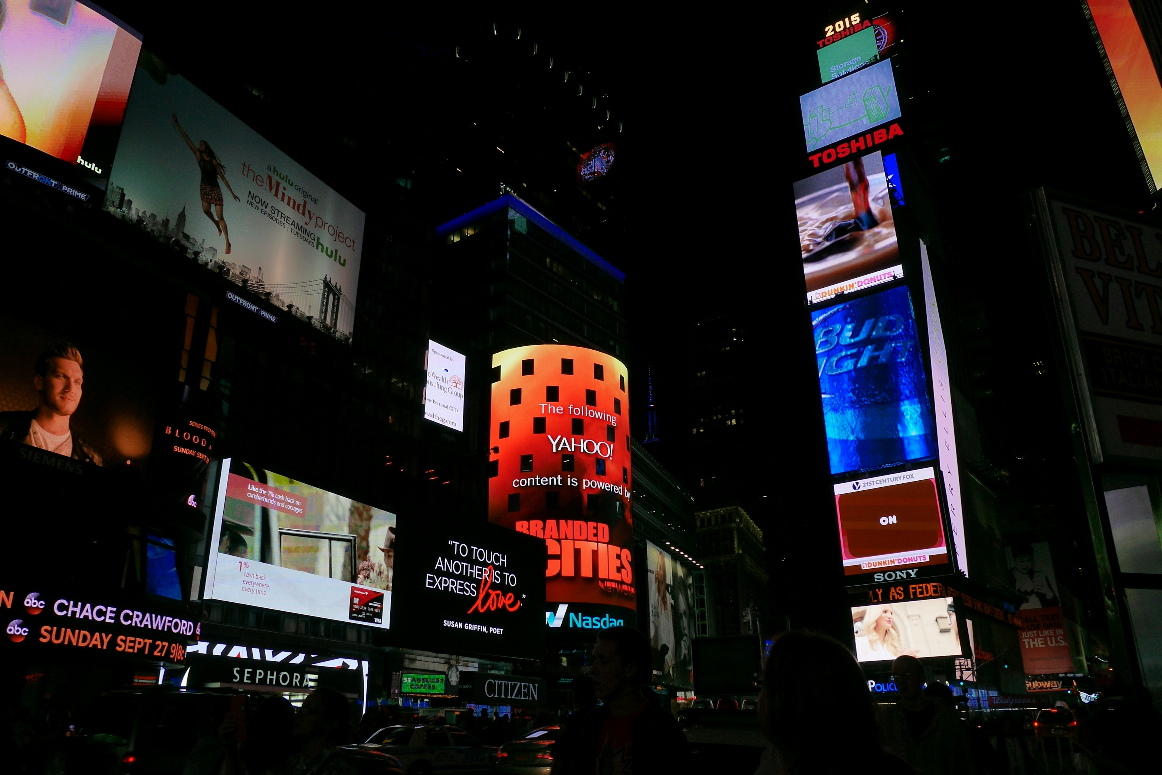 Vista notturna di Times Square con pubblicità illuminate