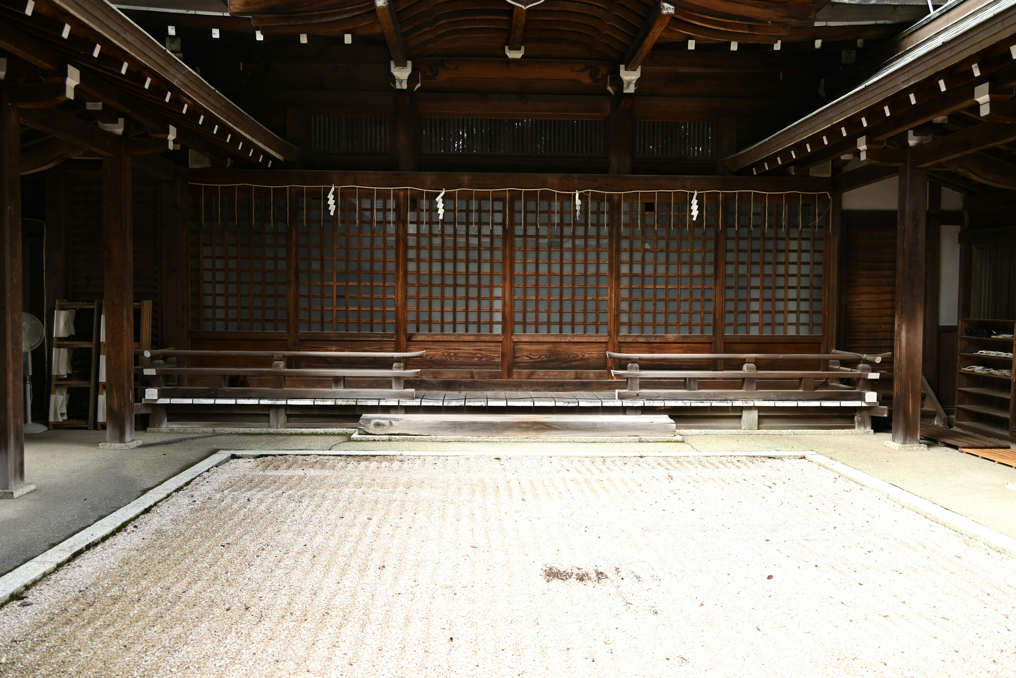 Intérieur d'un bâtiment japonais traditionnel avec des bancs en bois et un sol en tatami