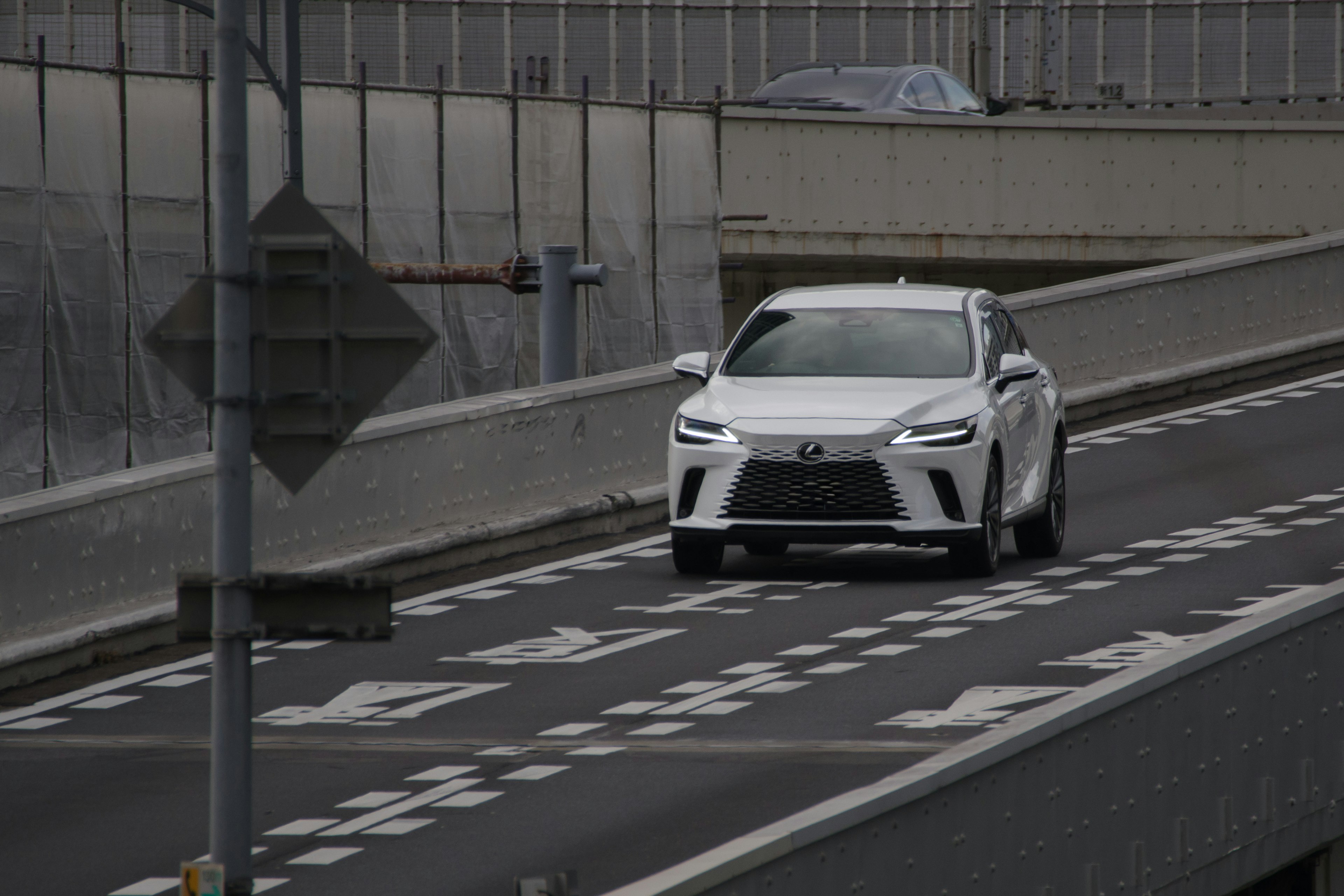 SUV Lexus blanco conduciendo por una autopista