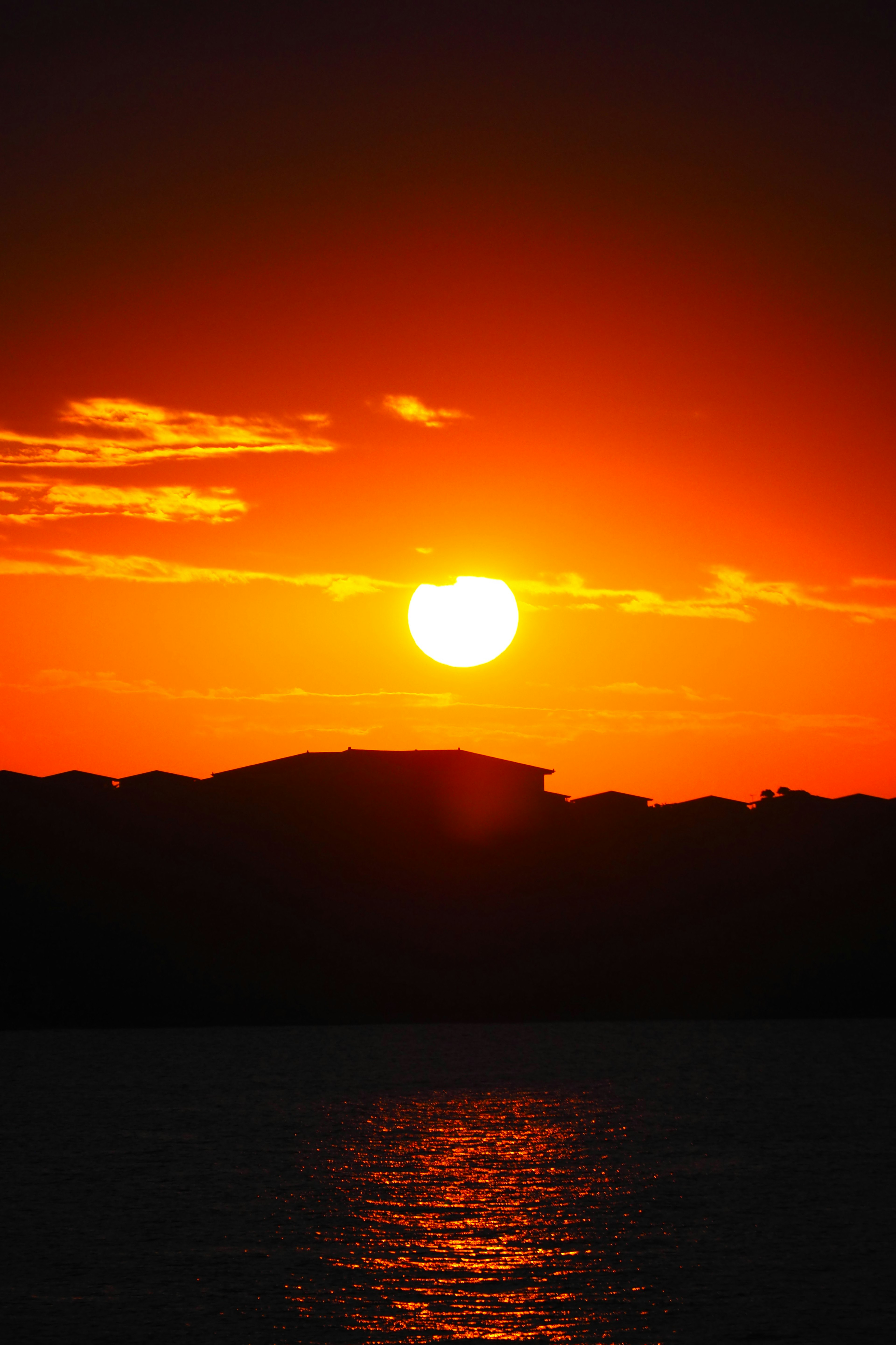 Hermoso atardecer reflejándose en la superficie del agua