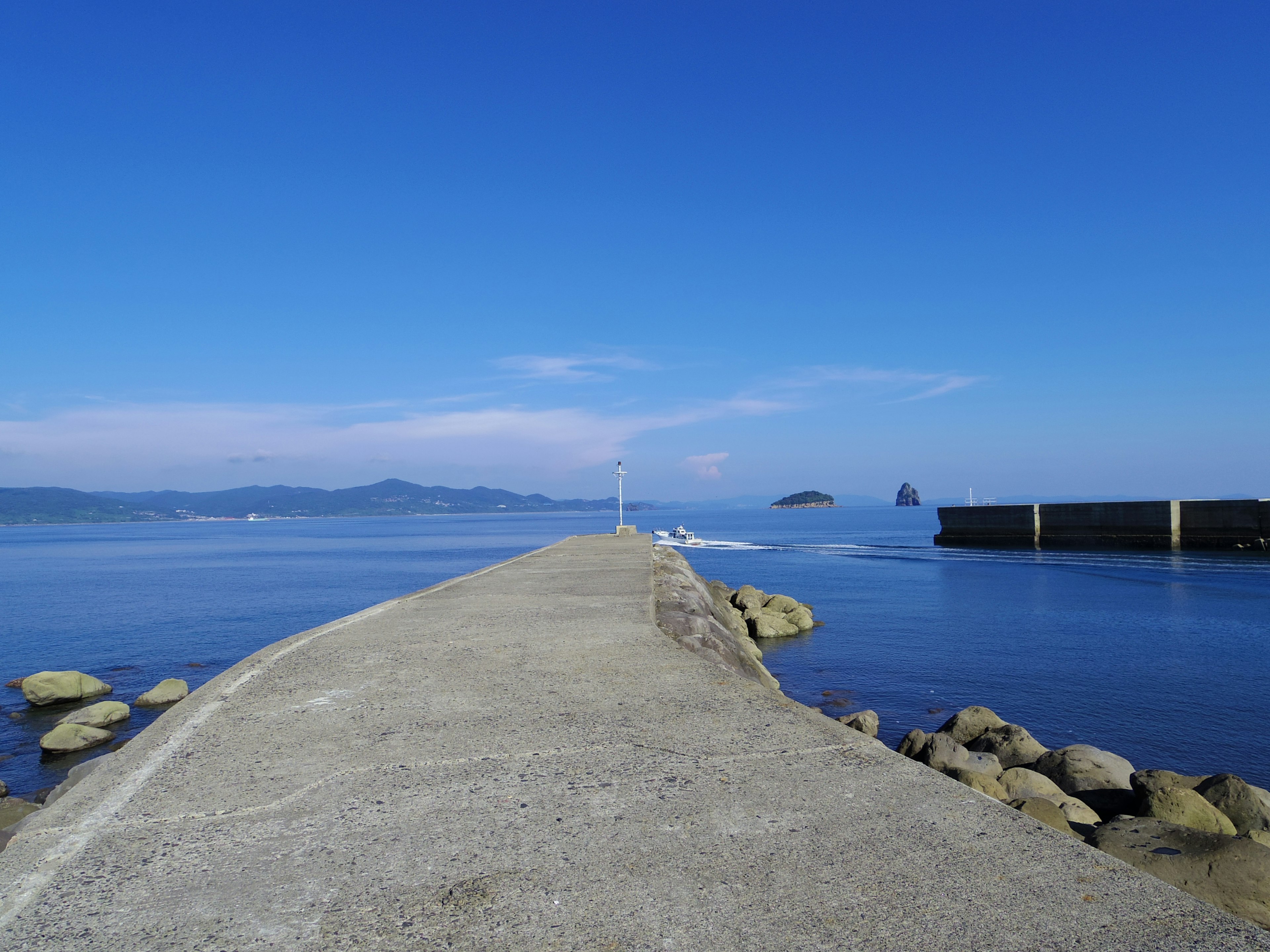 Vista panoramica di un molo circondato da un cielo blu e un mare calmo