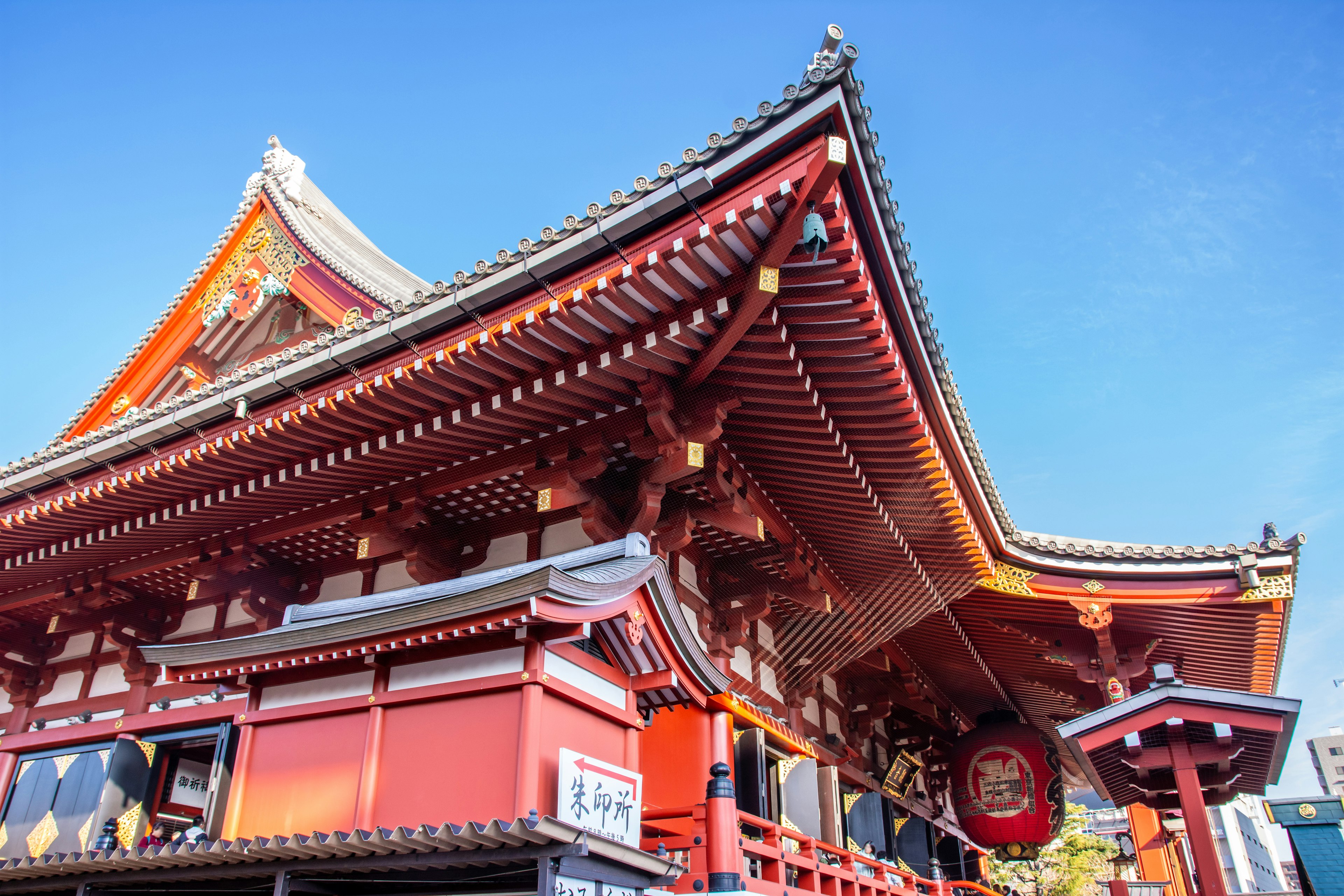 Bâtiment de temple traditionnel avec toit rouge et design complexe