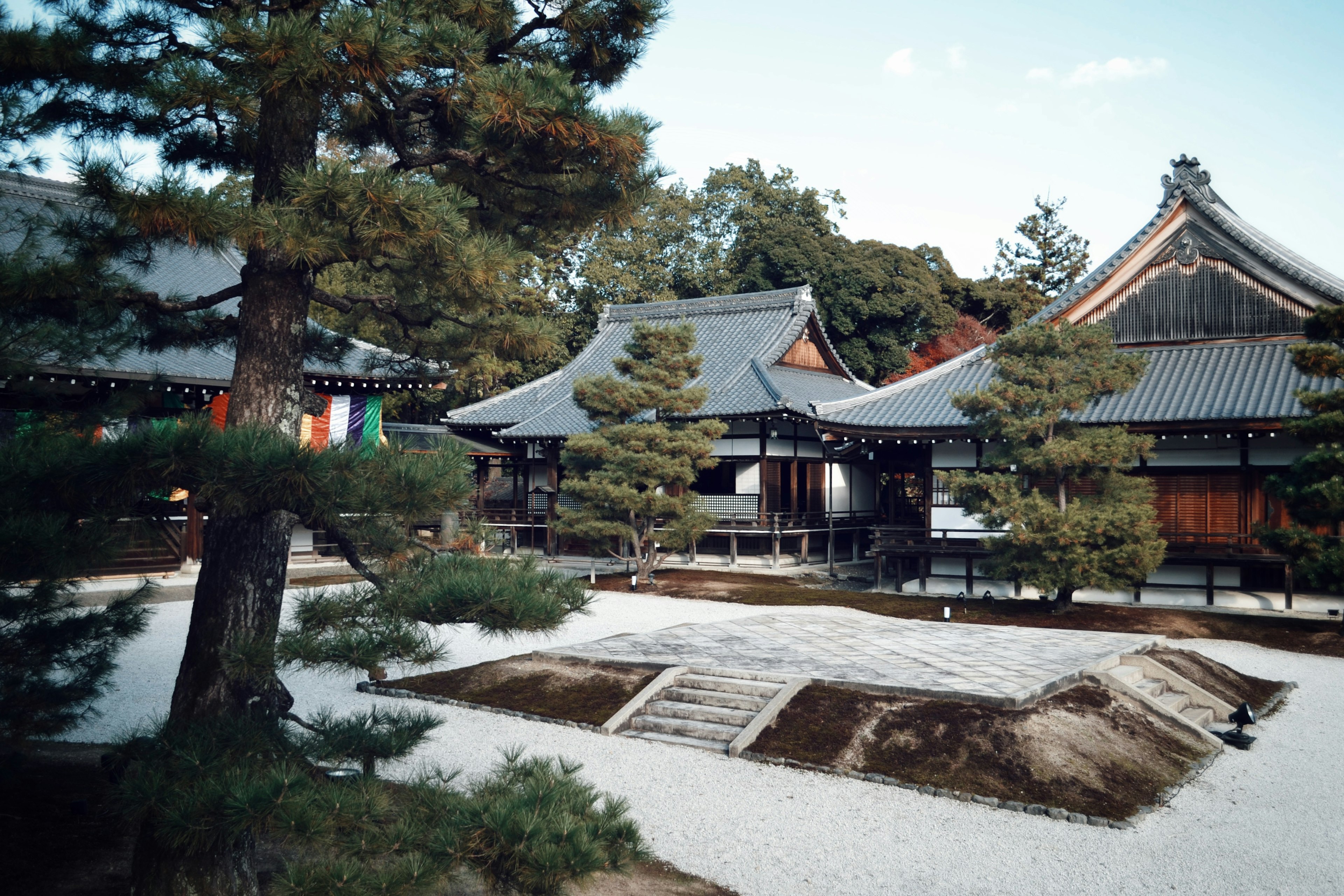 Pemandangan kuil dan taman Jepang tradisional