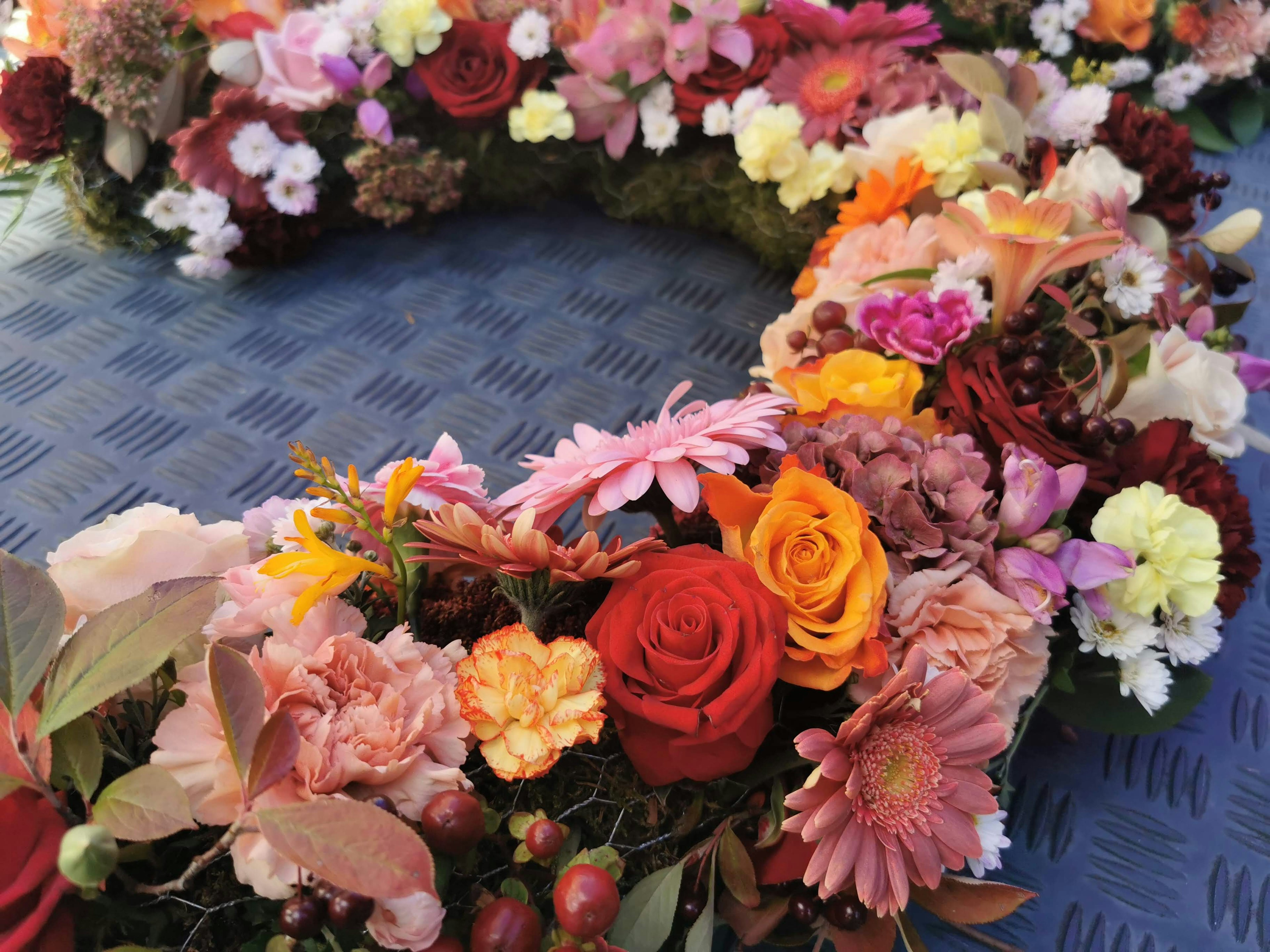 Primo piano di una corona di fiori adornata con fiori vibranti