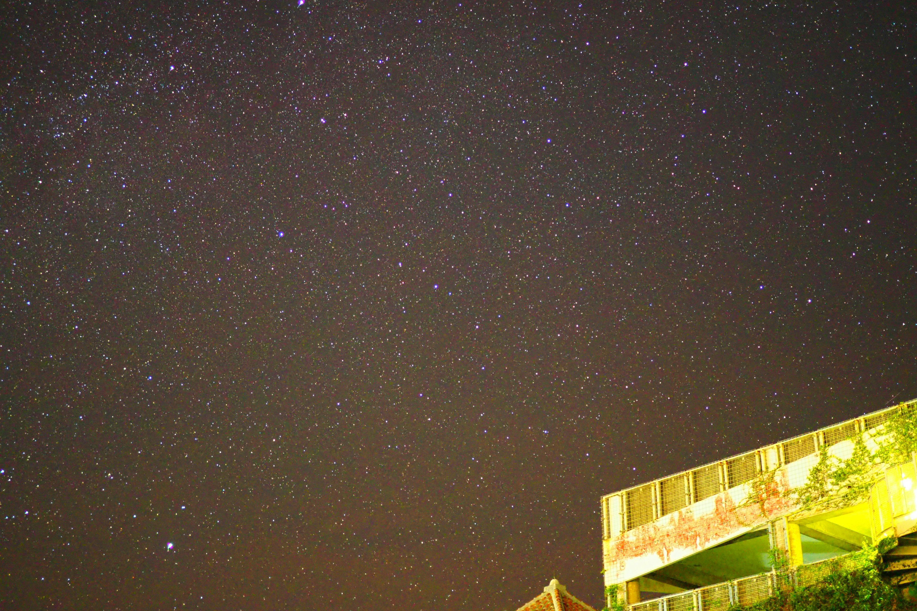 Silhouette di un vecchio edificio sotto un cielo stellato