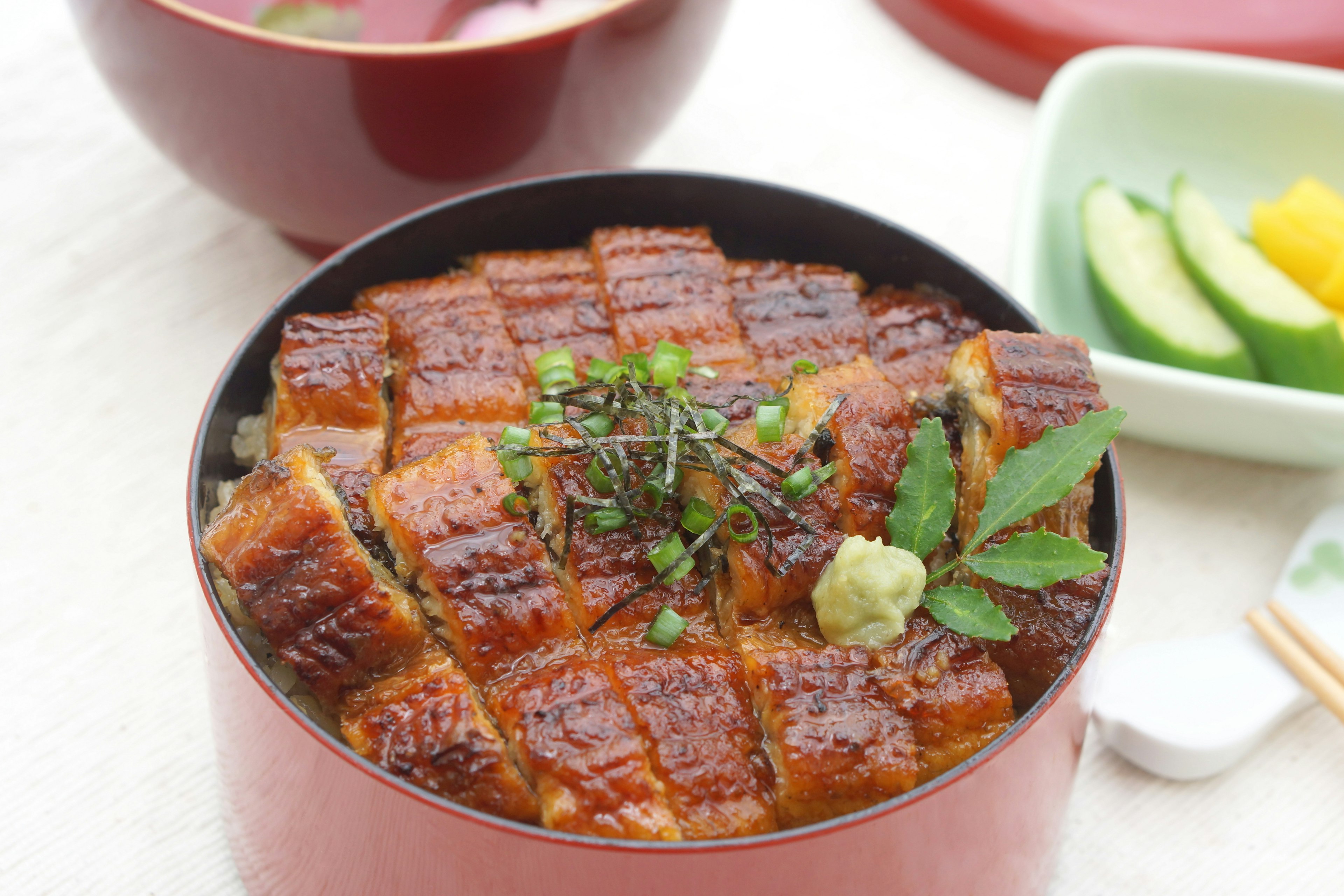 Leckere gegrillte Aale in einer Bentobox serviert