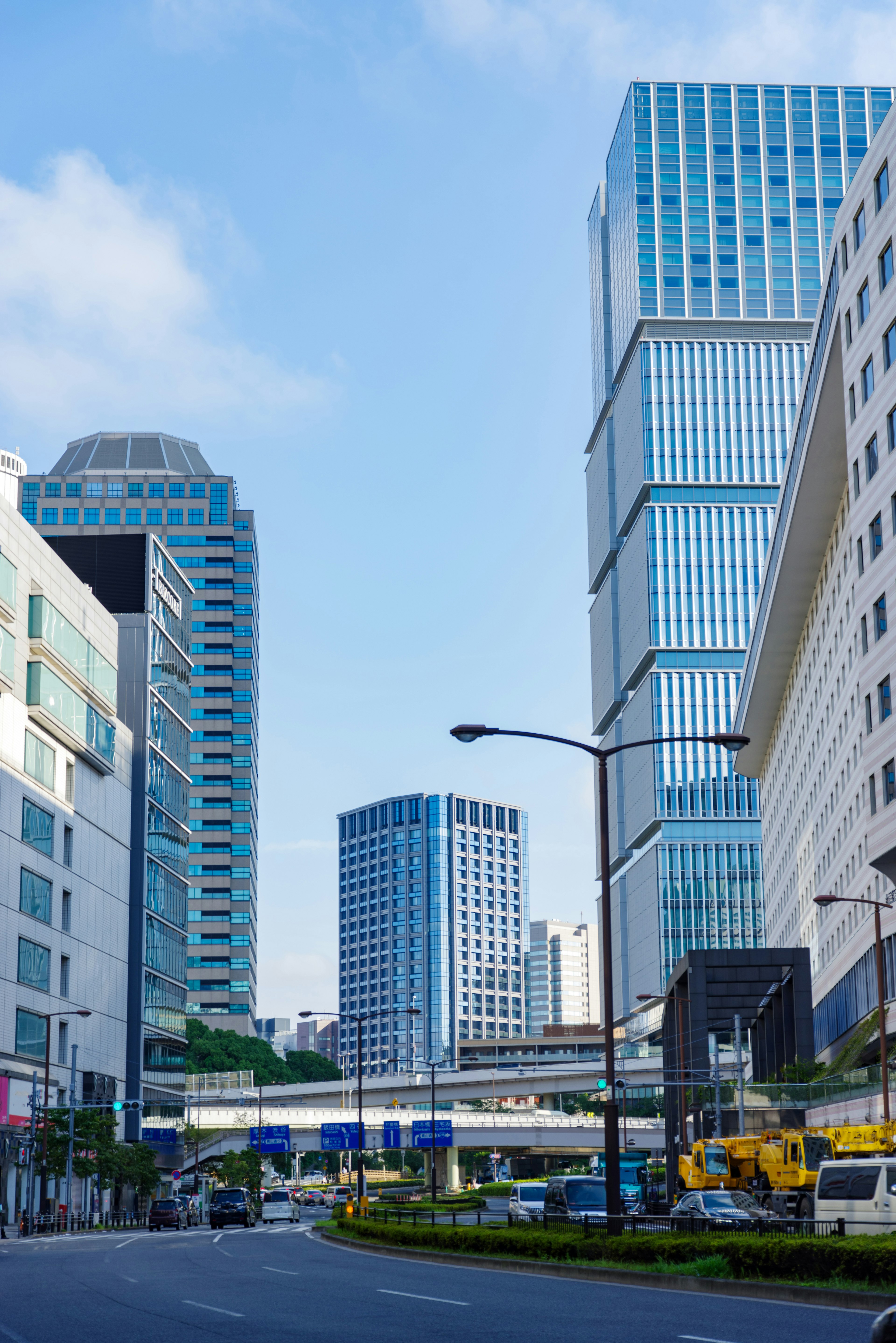 高層ビルが立ち並ぶ都市の風景