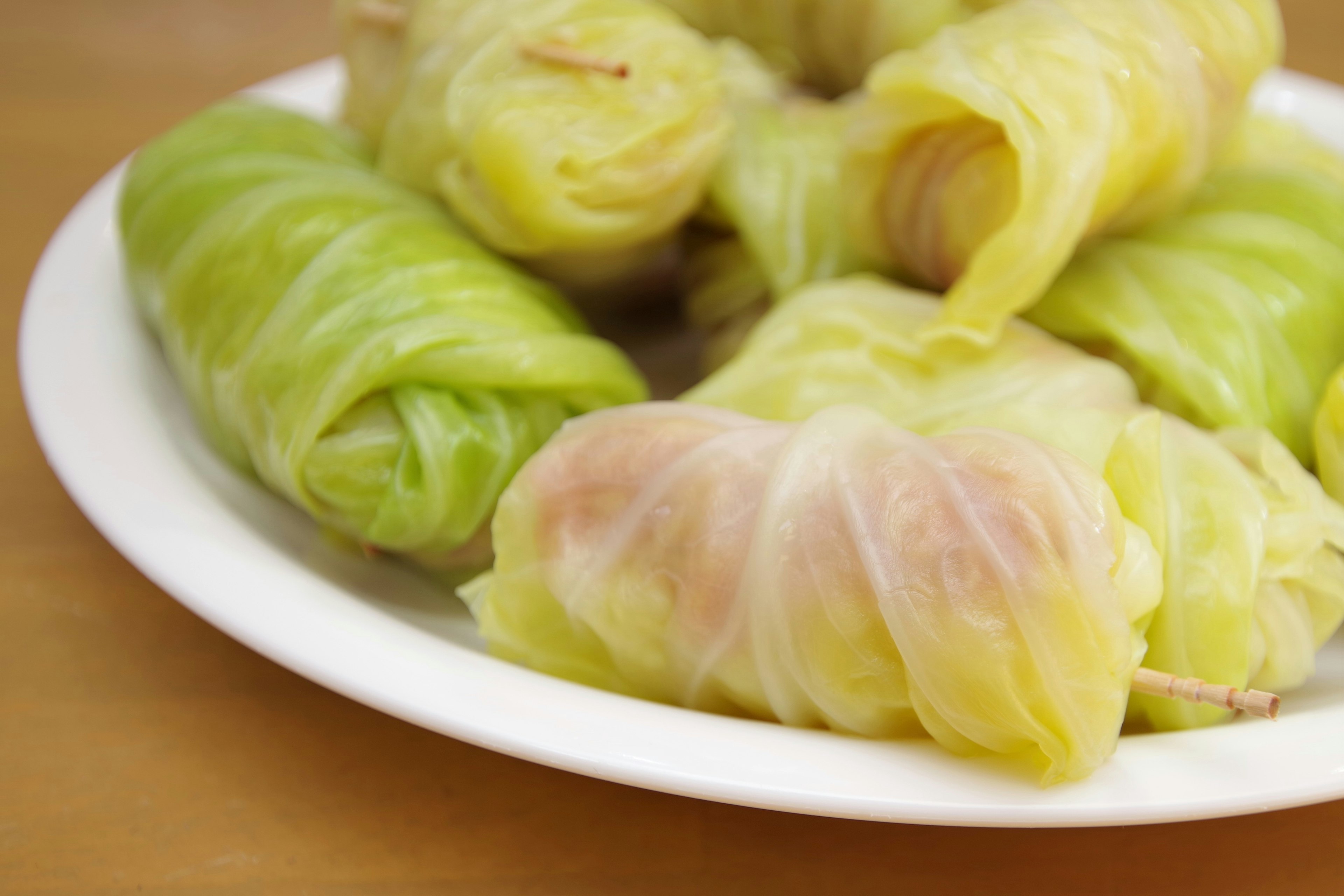 Plat de rouleaux de chou sur une assiette blanche