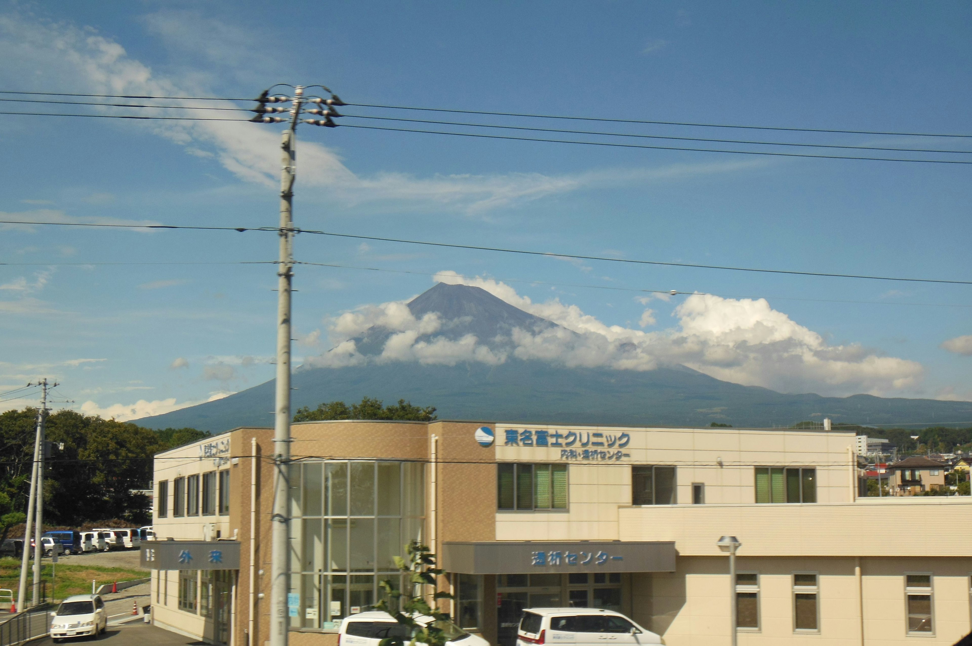 富士山を背景にした建物と青い空