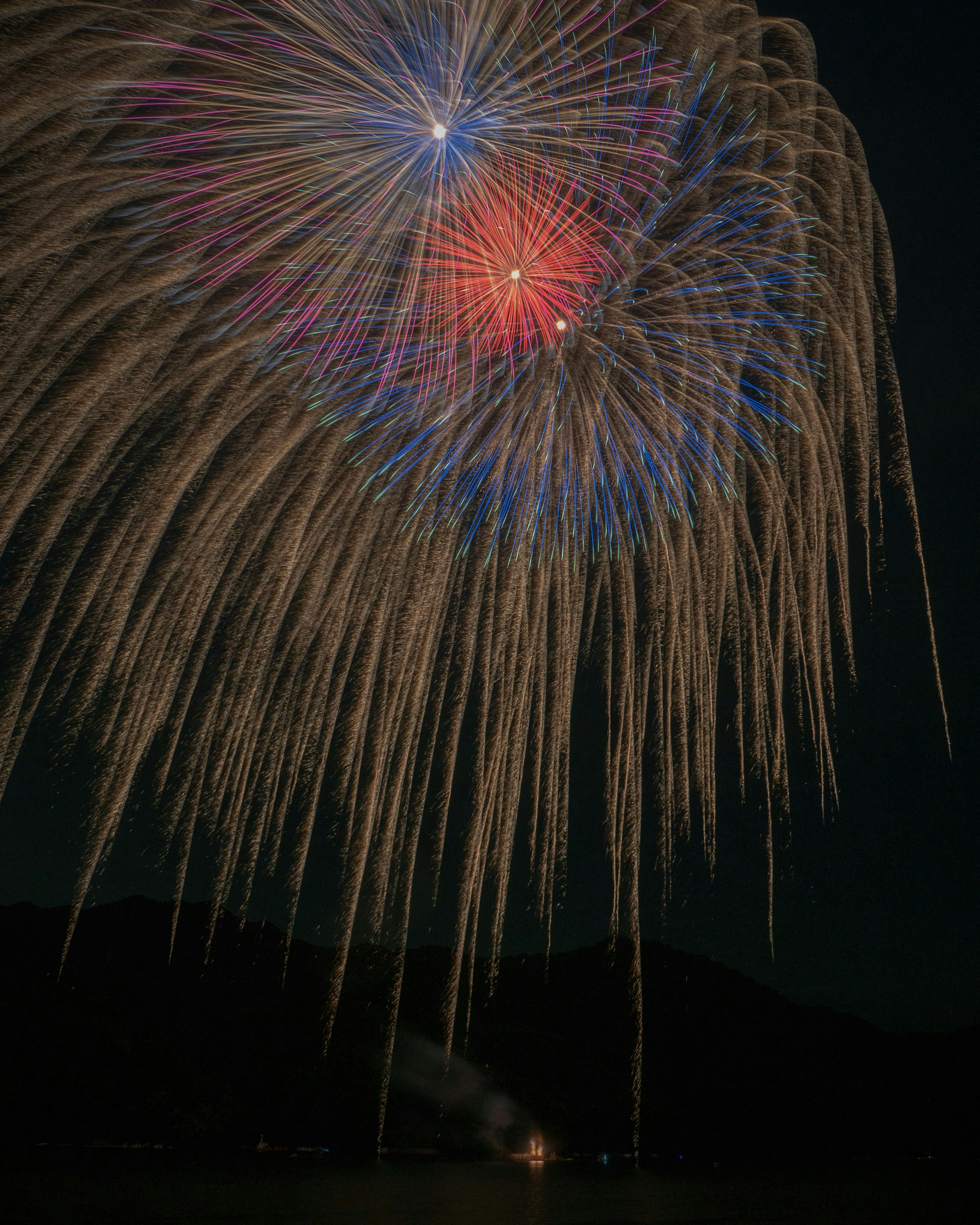 夜空に広がる色とりどりの花火のショー