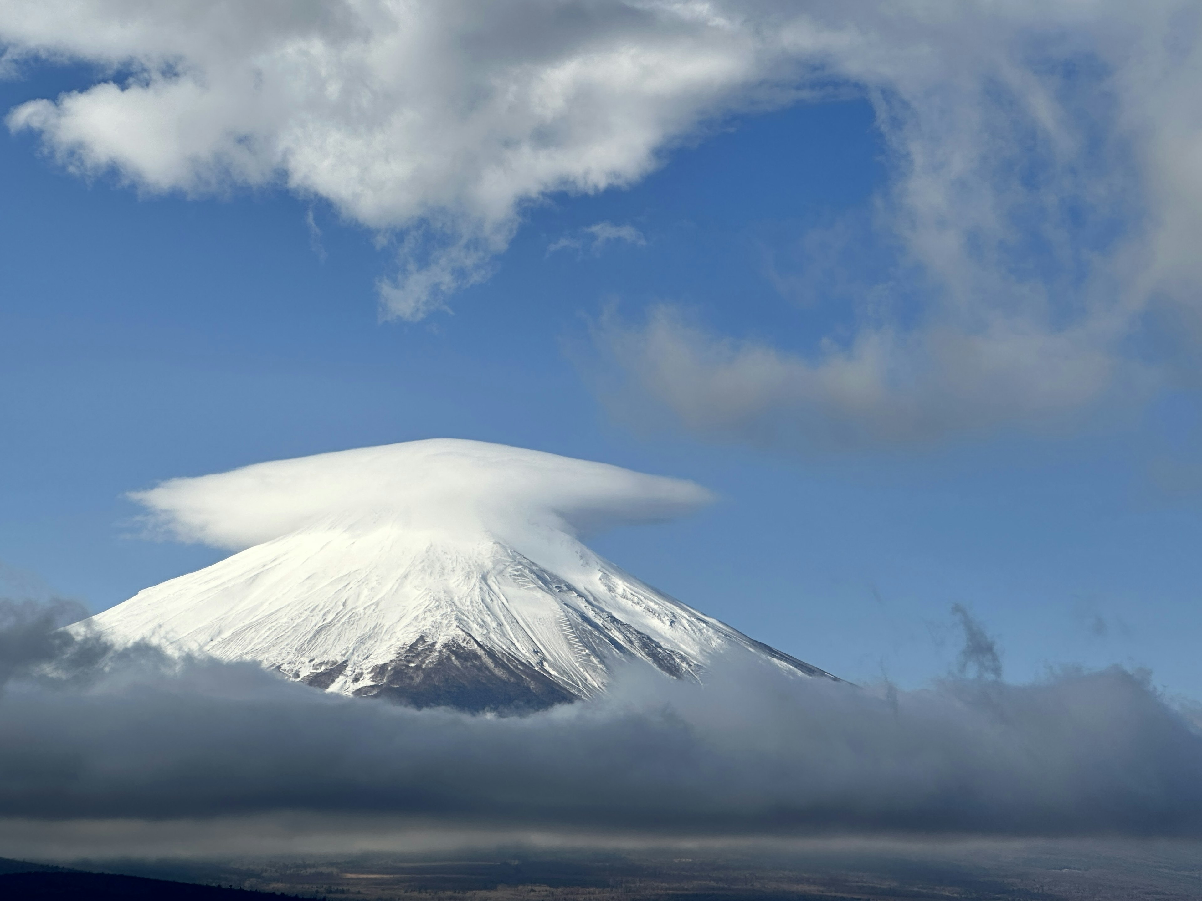 雪蓋富士山與帽子形狀的雲