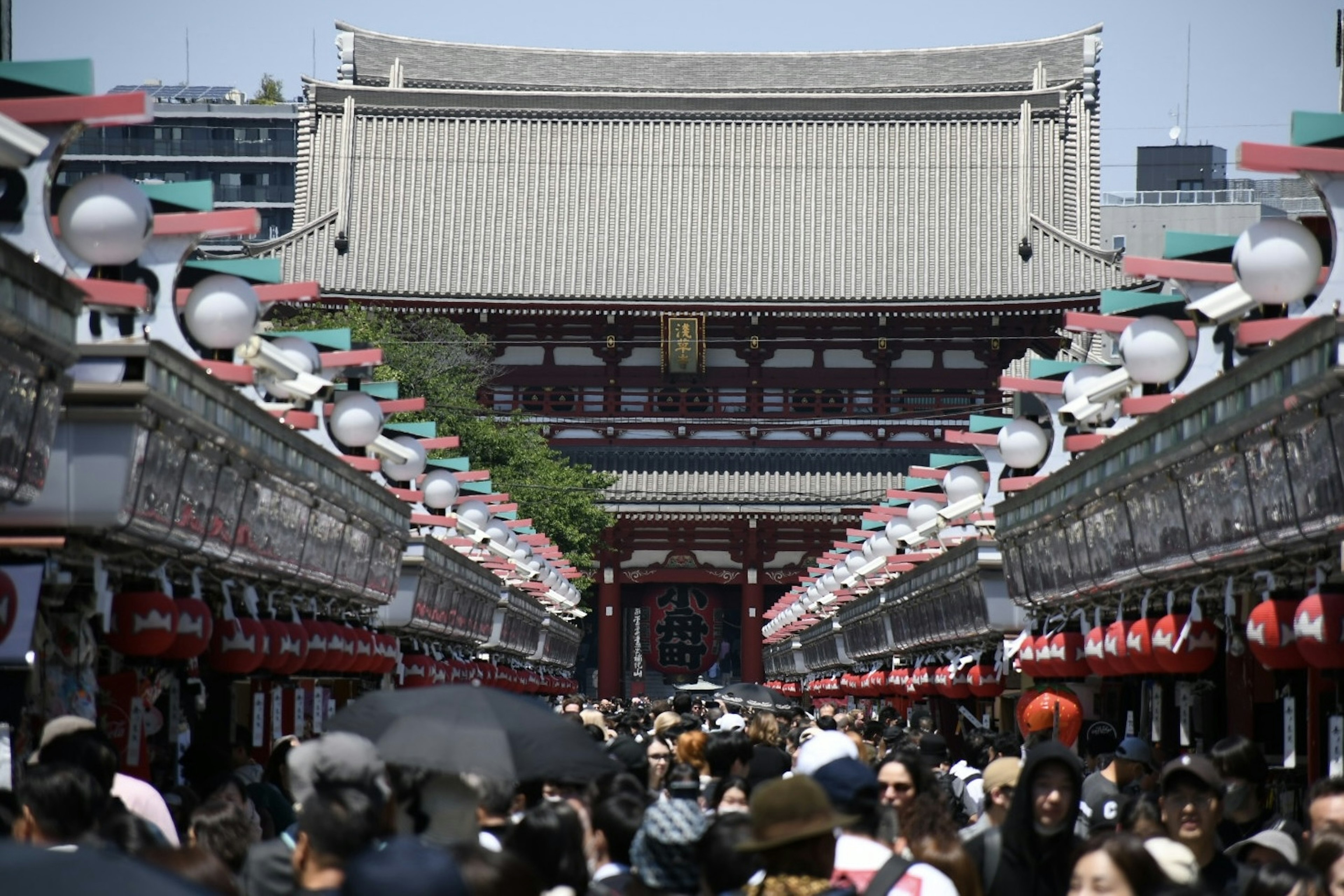 雷門の近くにある賑やかな通りと観光客の群れ