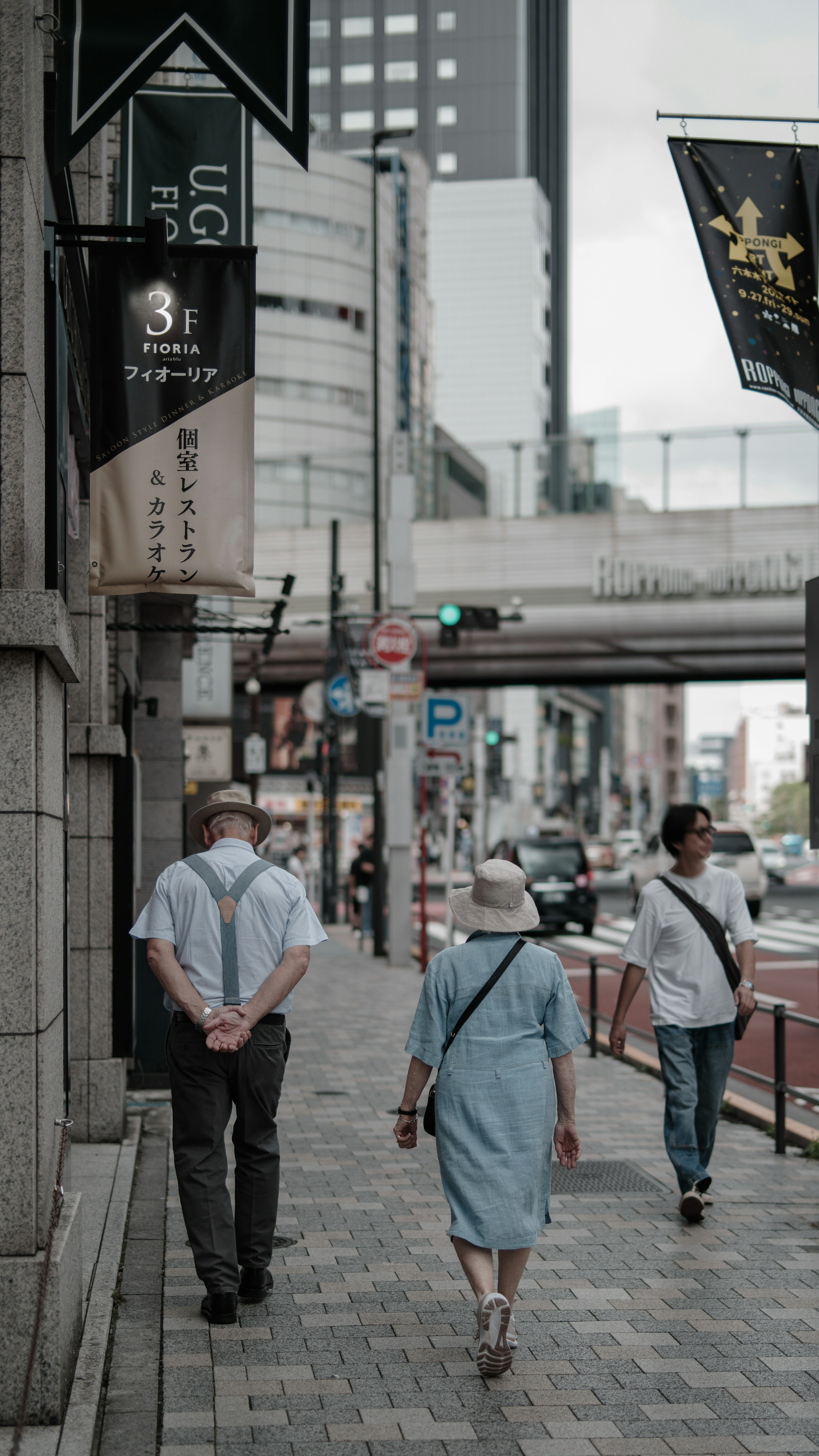 人们在城市街道上走，背景是建筑物