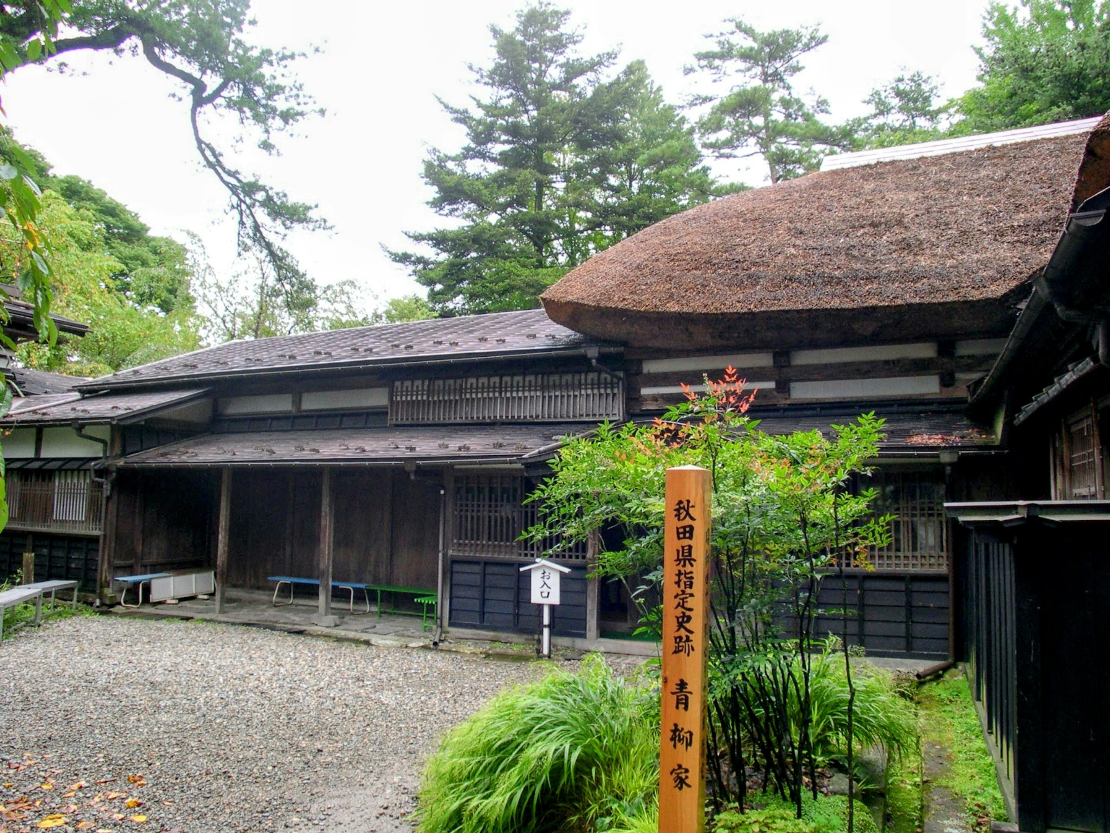 伝統的な日本家屋の外観と庭の景色