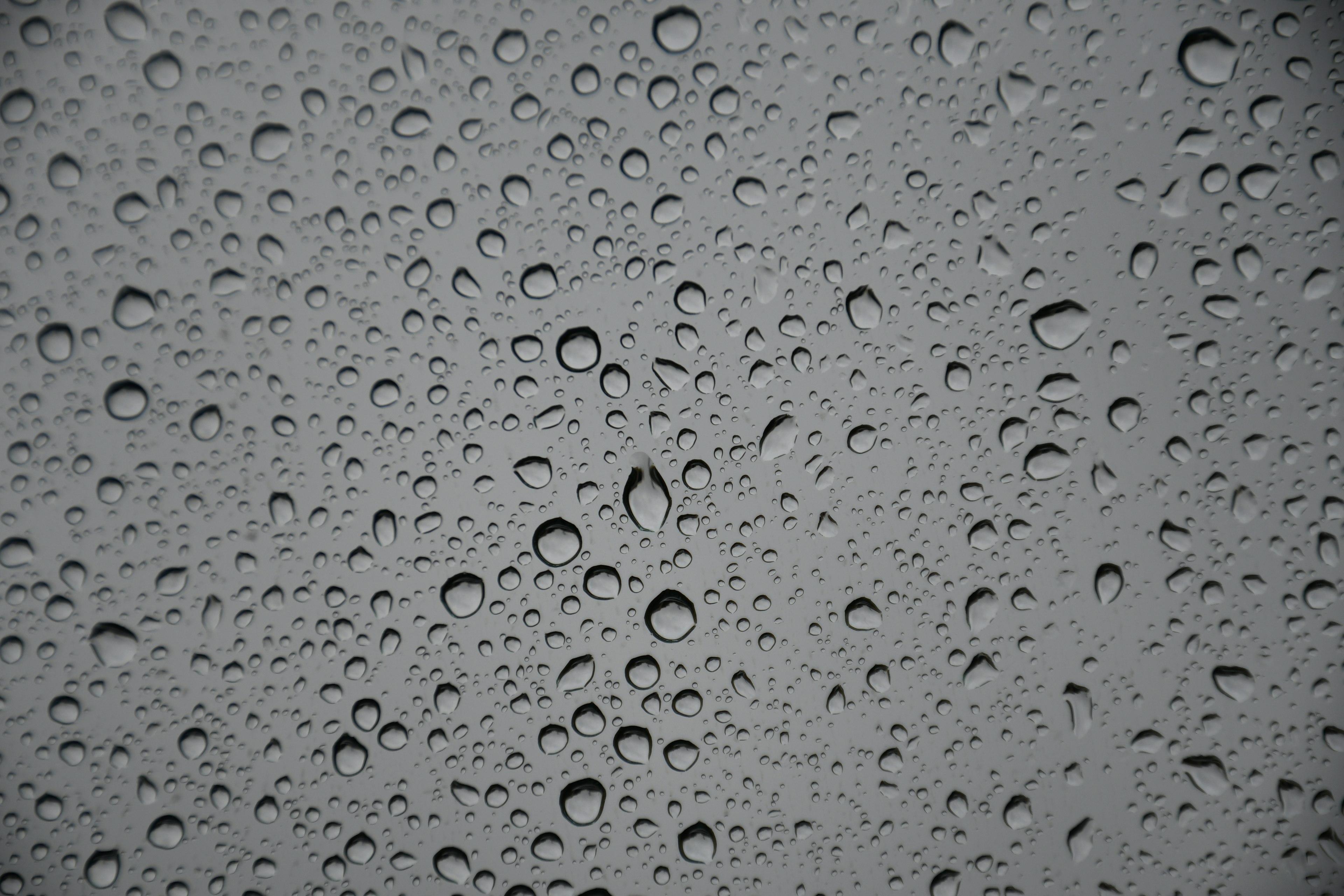 Foto in primo piano di gocce d'acqua su vetro