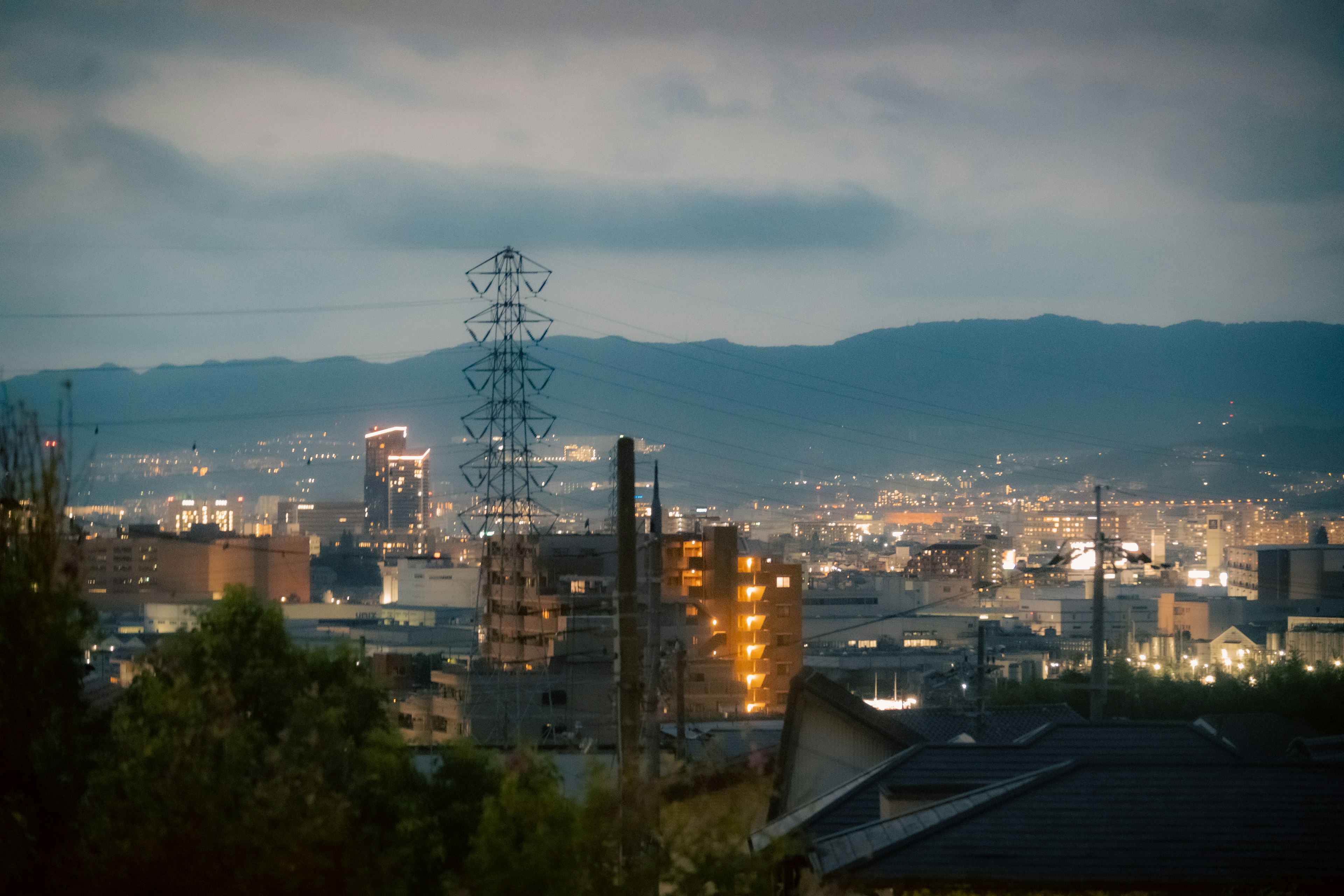 夜景城市风光，背景有照亮的建筑和山脉