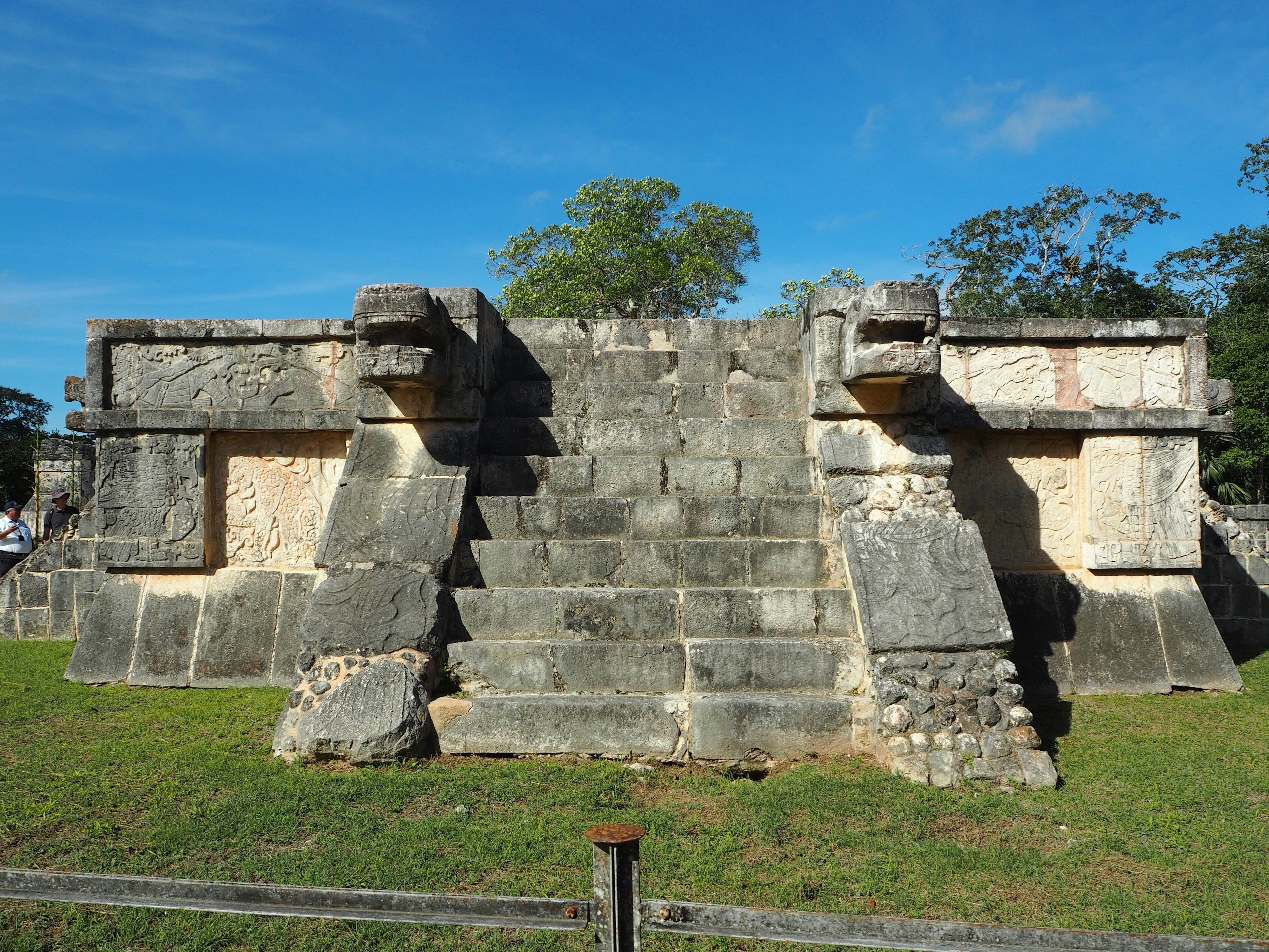 Structure ancienne avec des escaliers et des sculptures en pierre