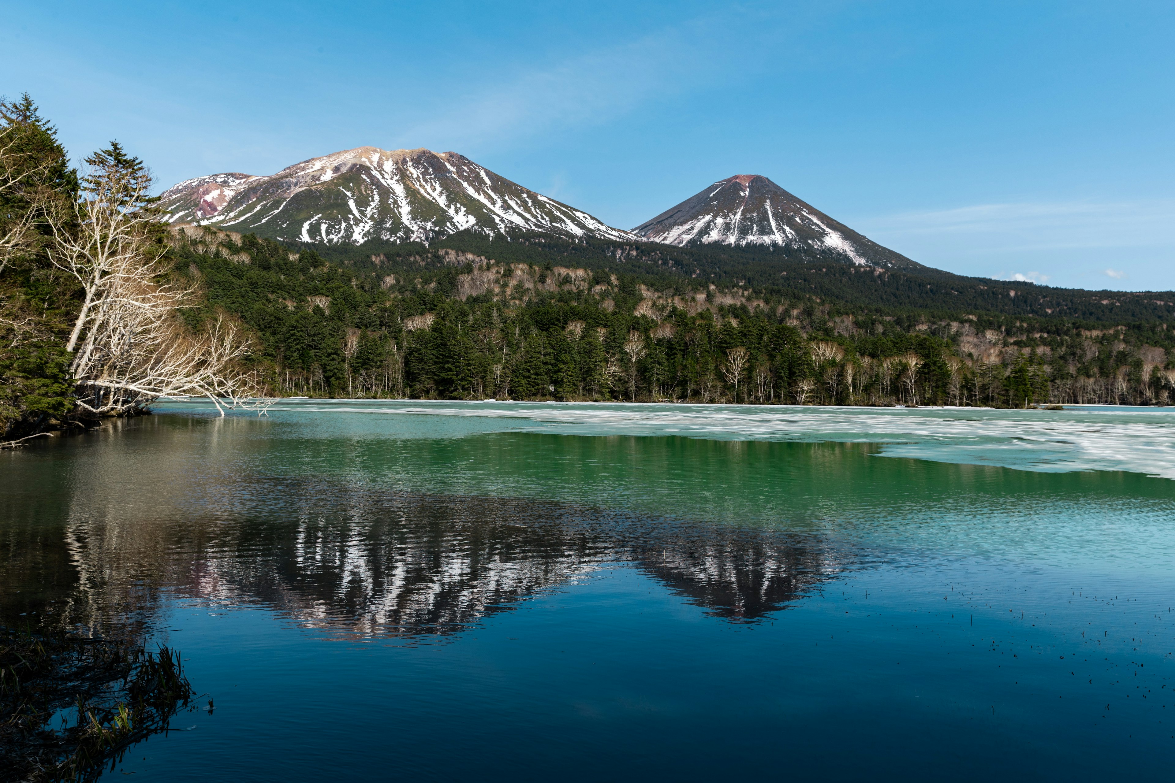 雪山映照在寧靜湖面的美麗風景