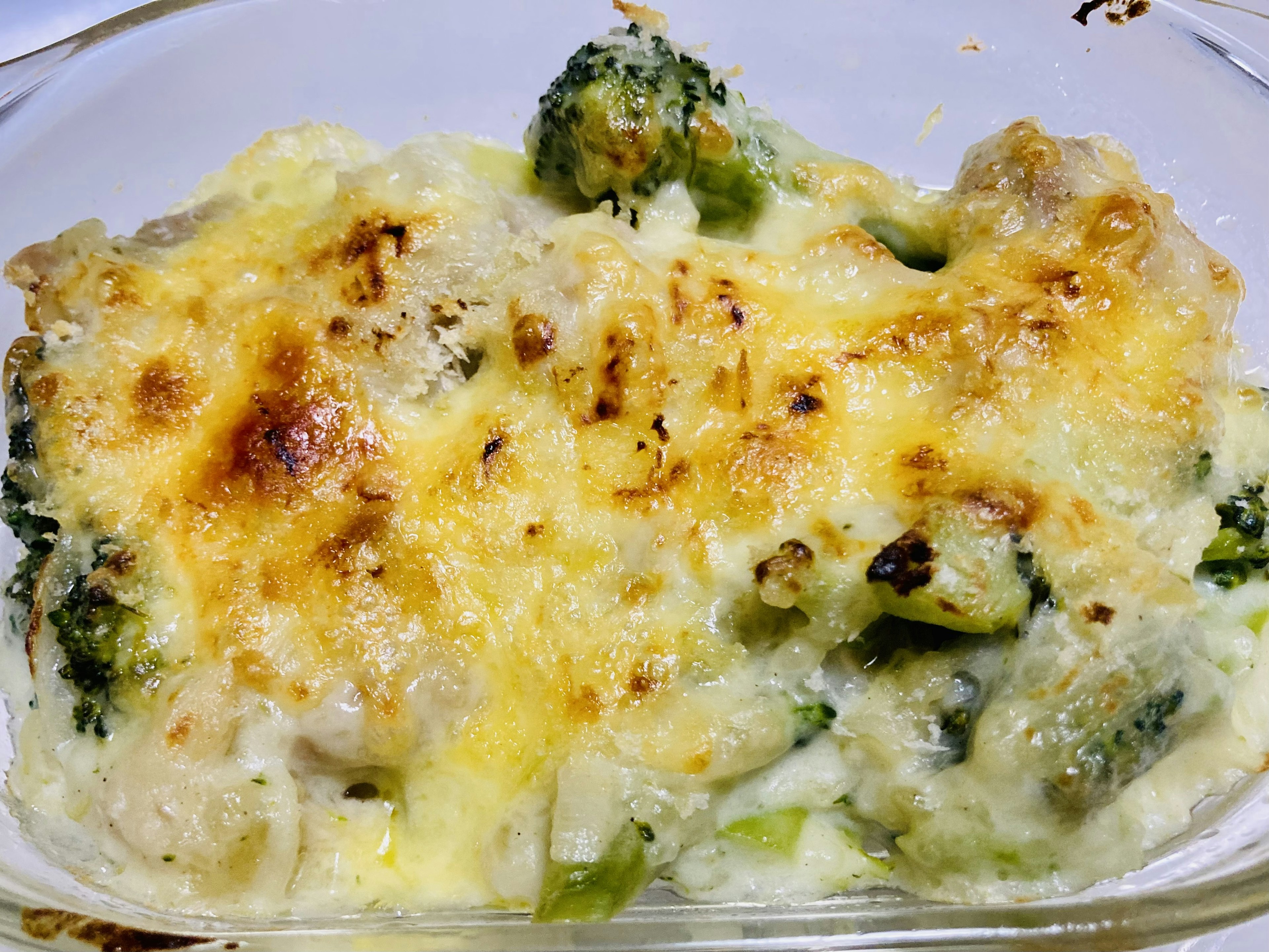 Gratin di broccoli e salsa di panna con superficie dorata