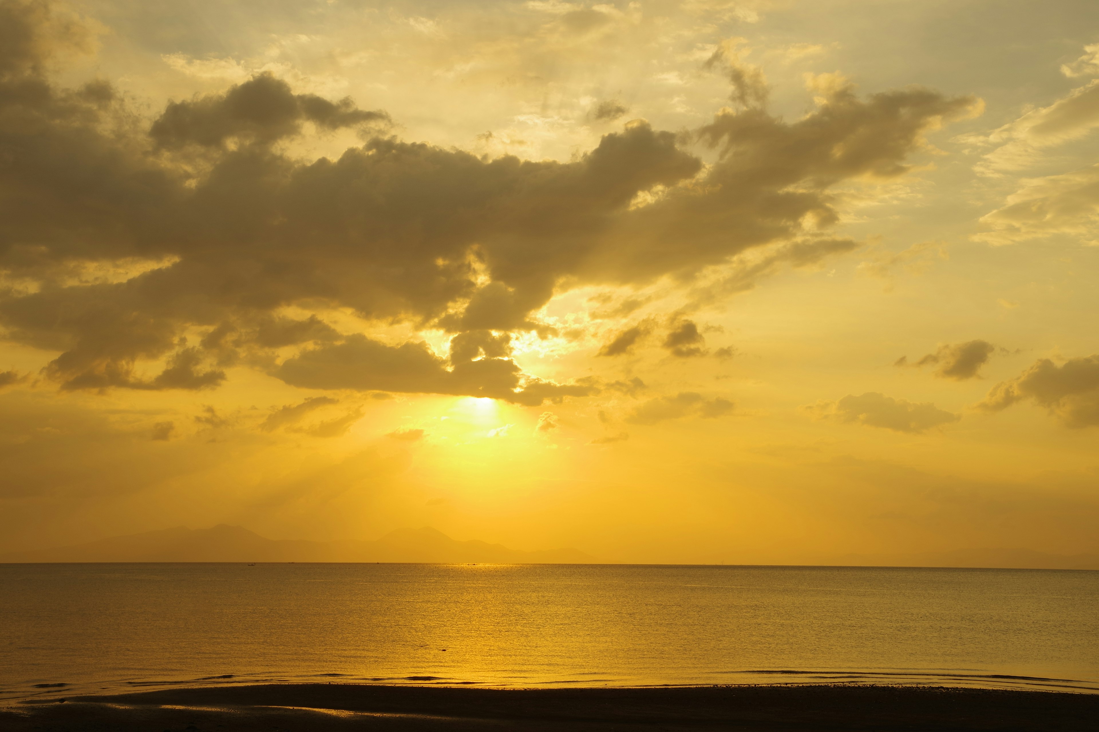 Hermoso paisaje de cielo y mar al atardecer