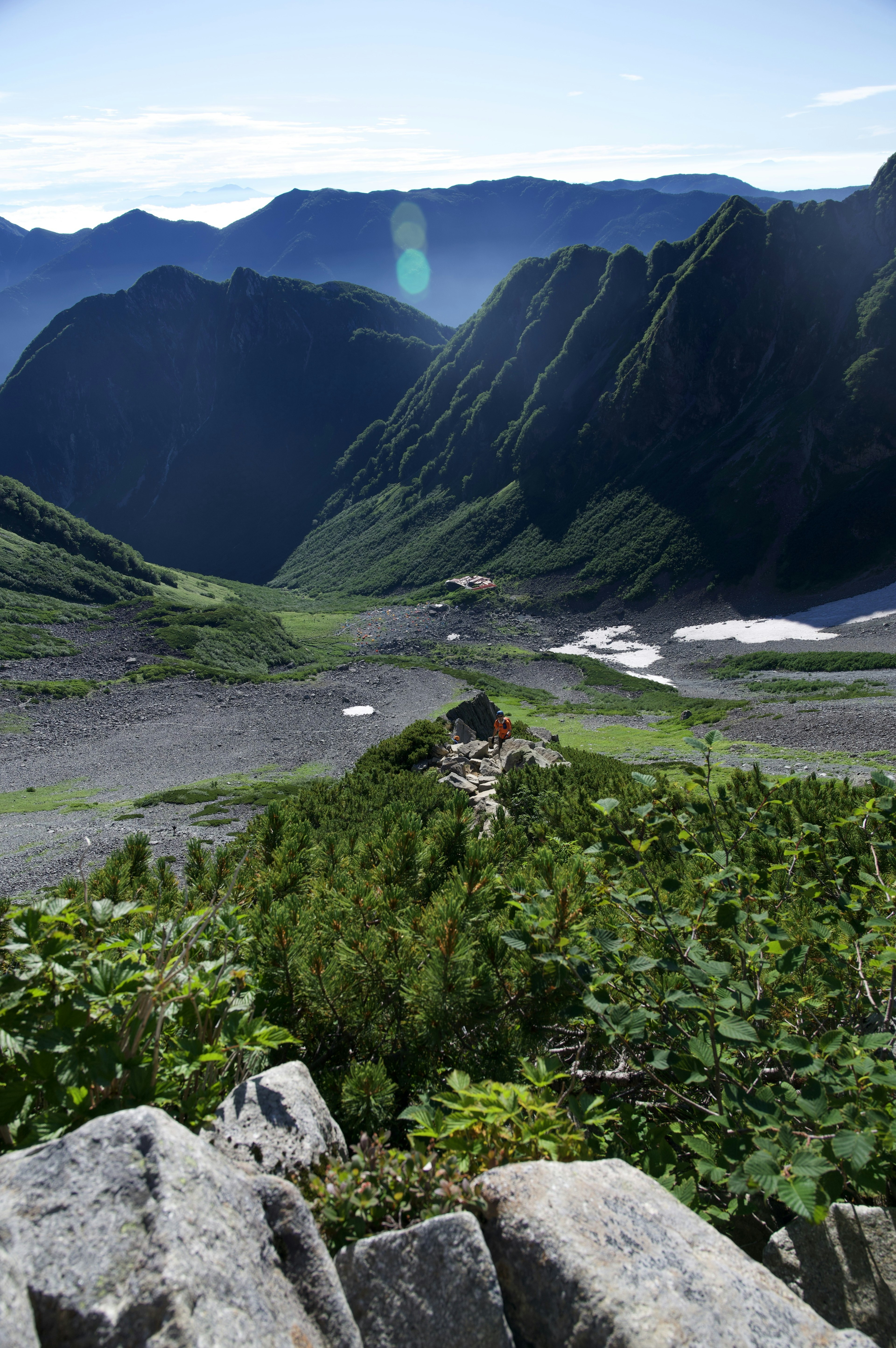 Malersicher Ausblick auf Berge und üppiges Tal