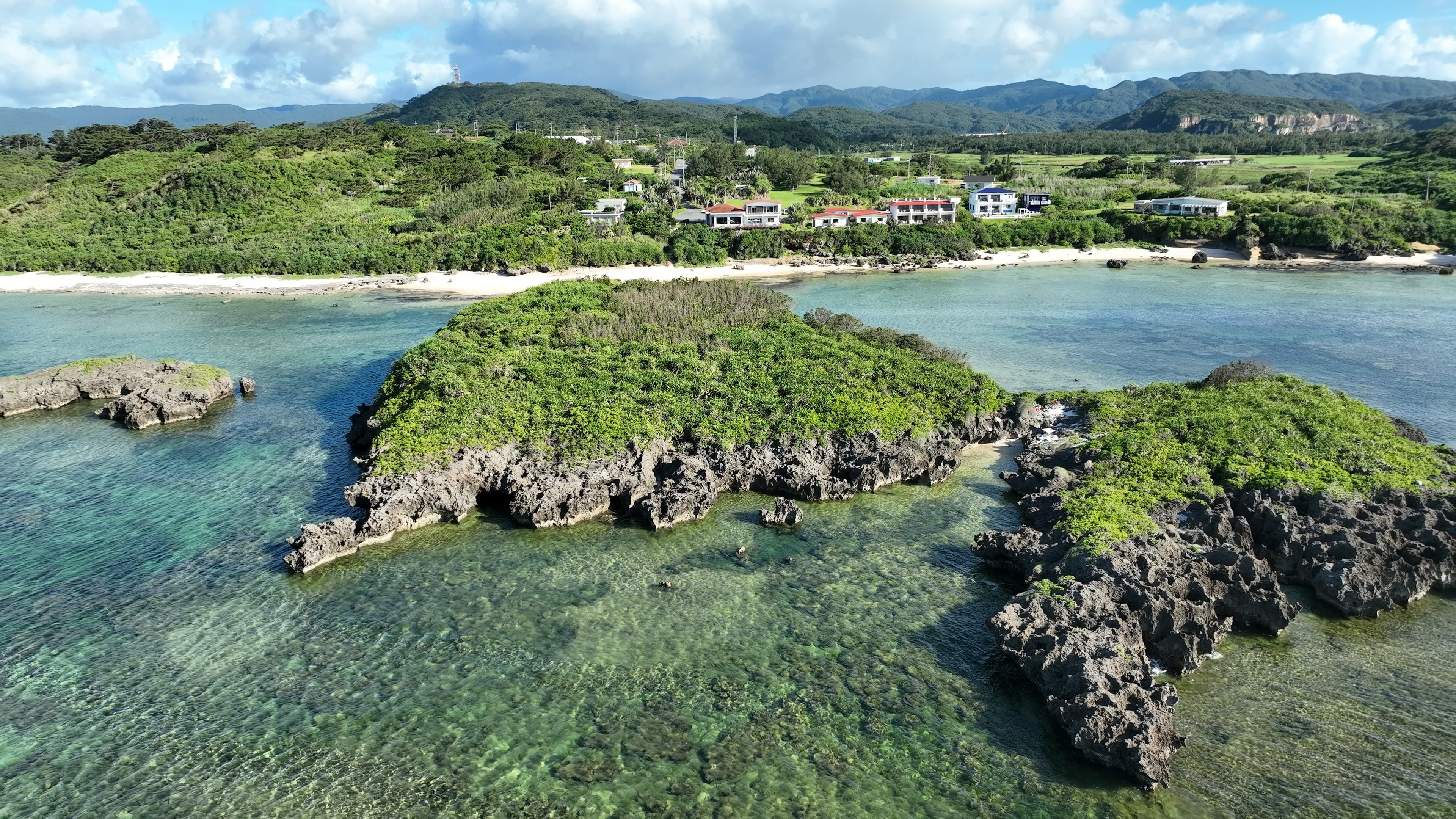 Vue aérienne d'une zone de villégiature avec mer bleue et îles vertes