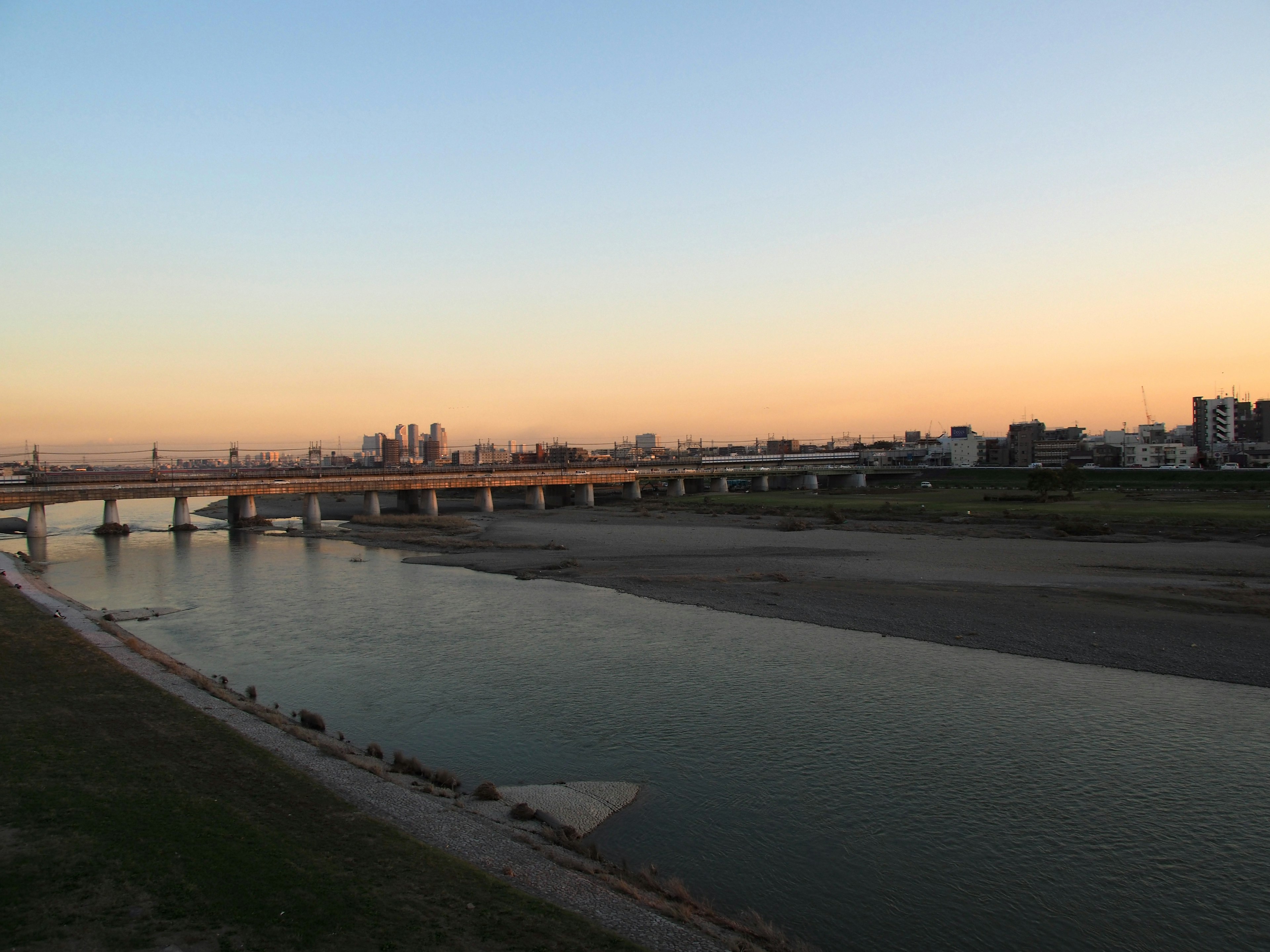 美しい夕焼けの河川と橋の景色