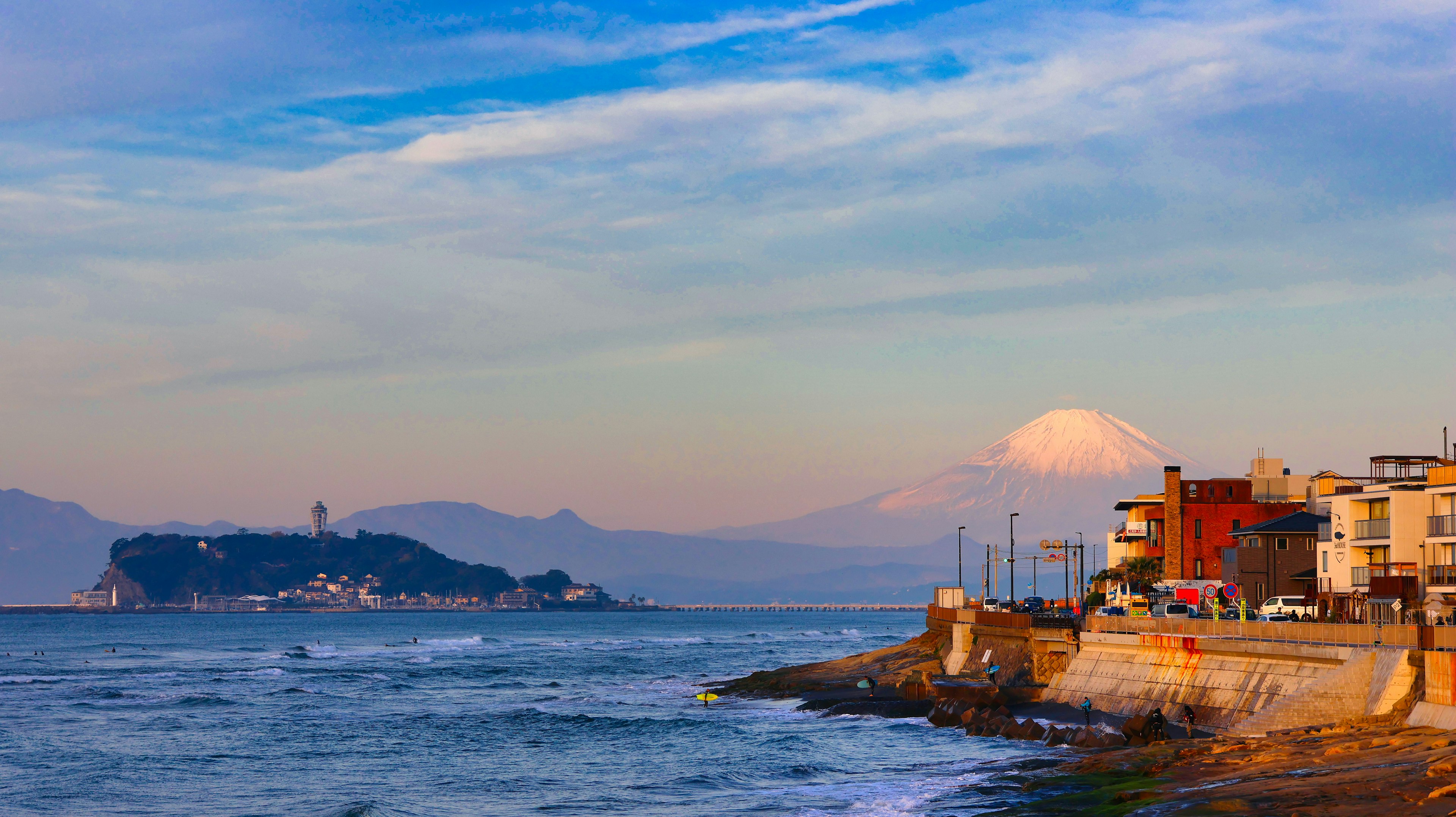 海と山の景色に囲まれた美しい夕暮れの海岸