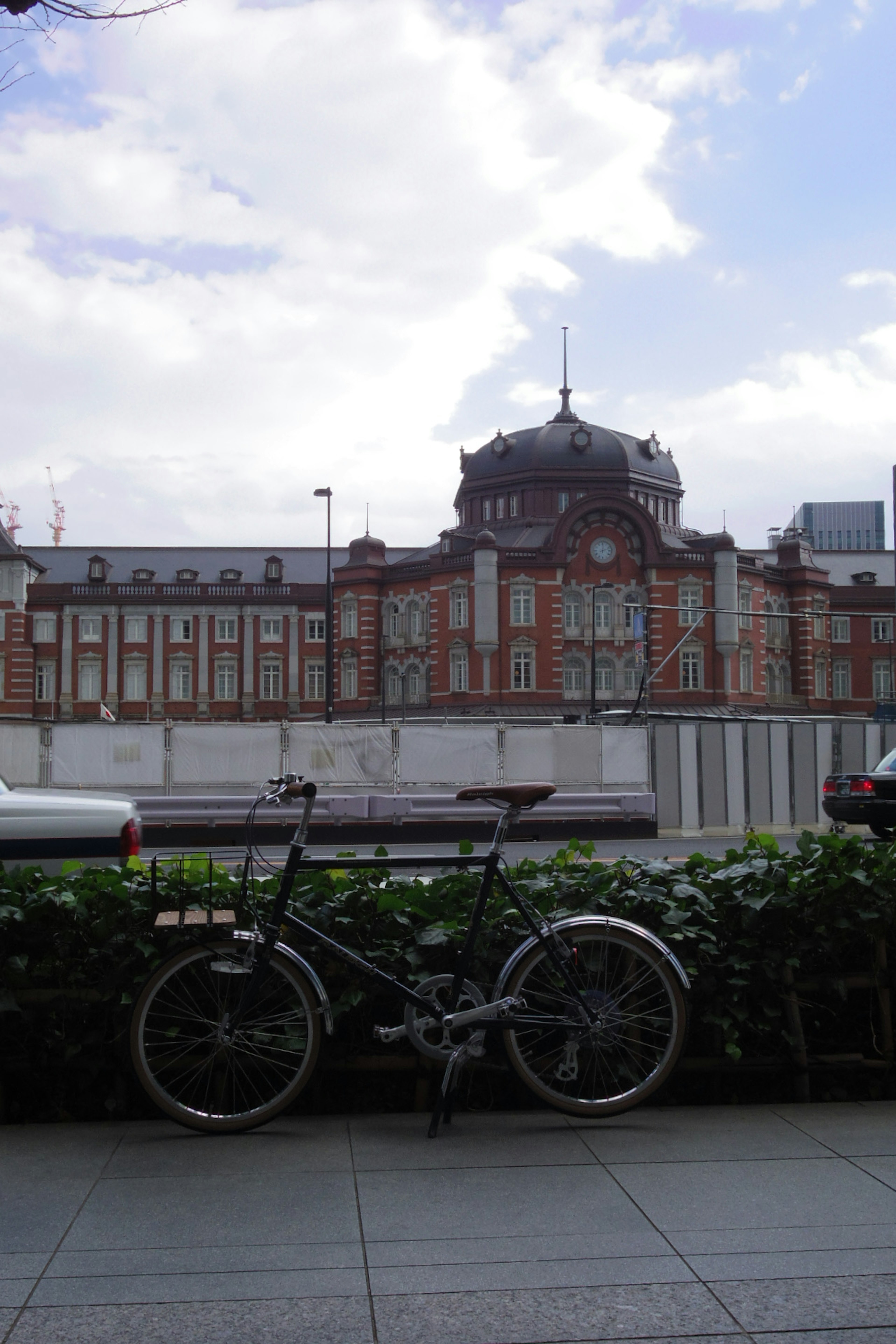 一輛自行車在東京車站標誌性建築前