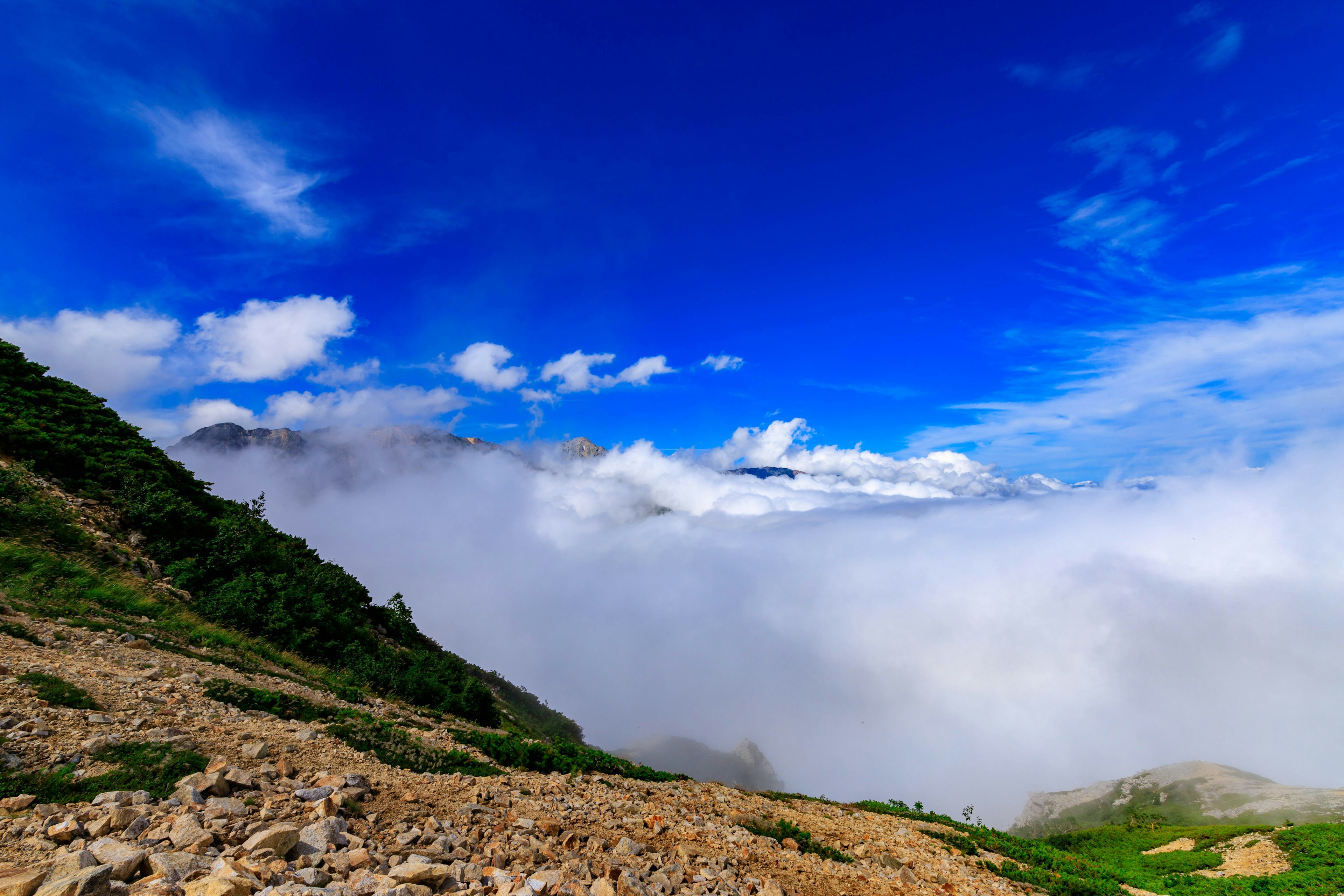 Pemandangan pegunungan dengan langit biru dan awan