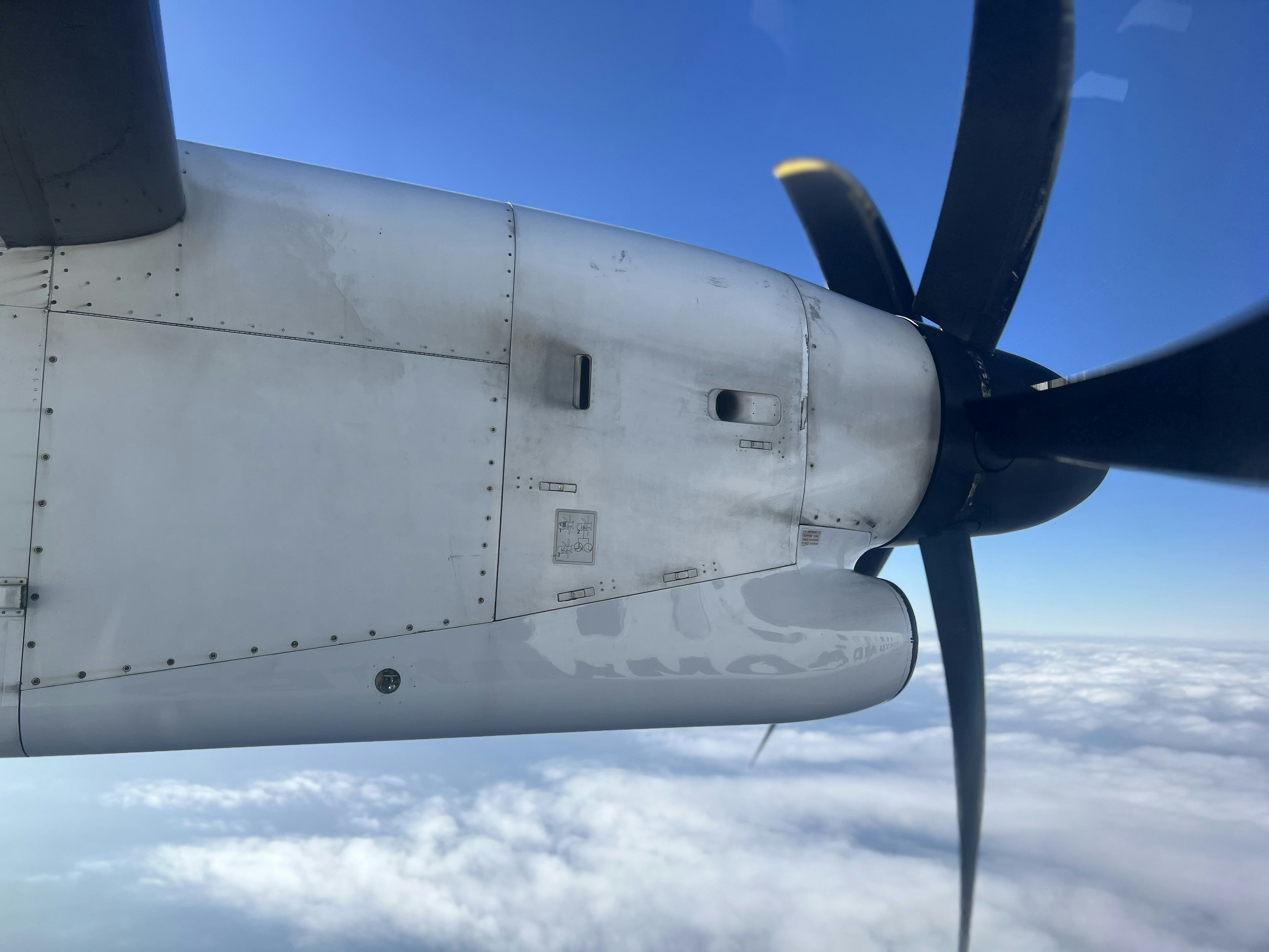 飛行機のプロペラと翼の一部が見える空の眺め