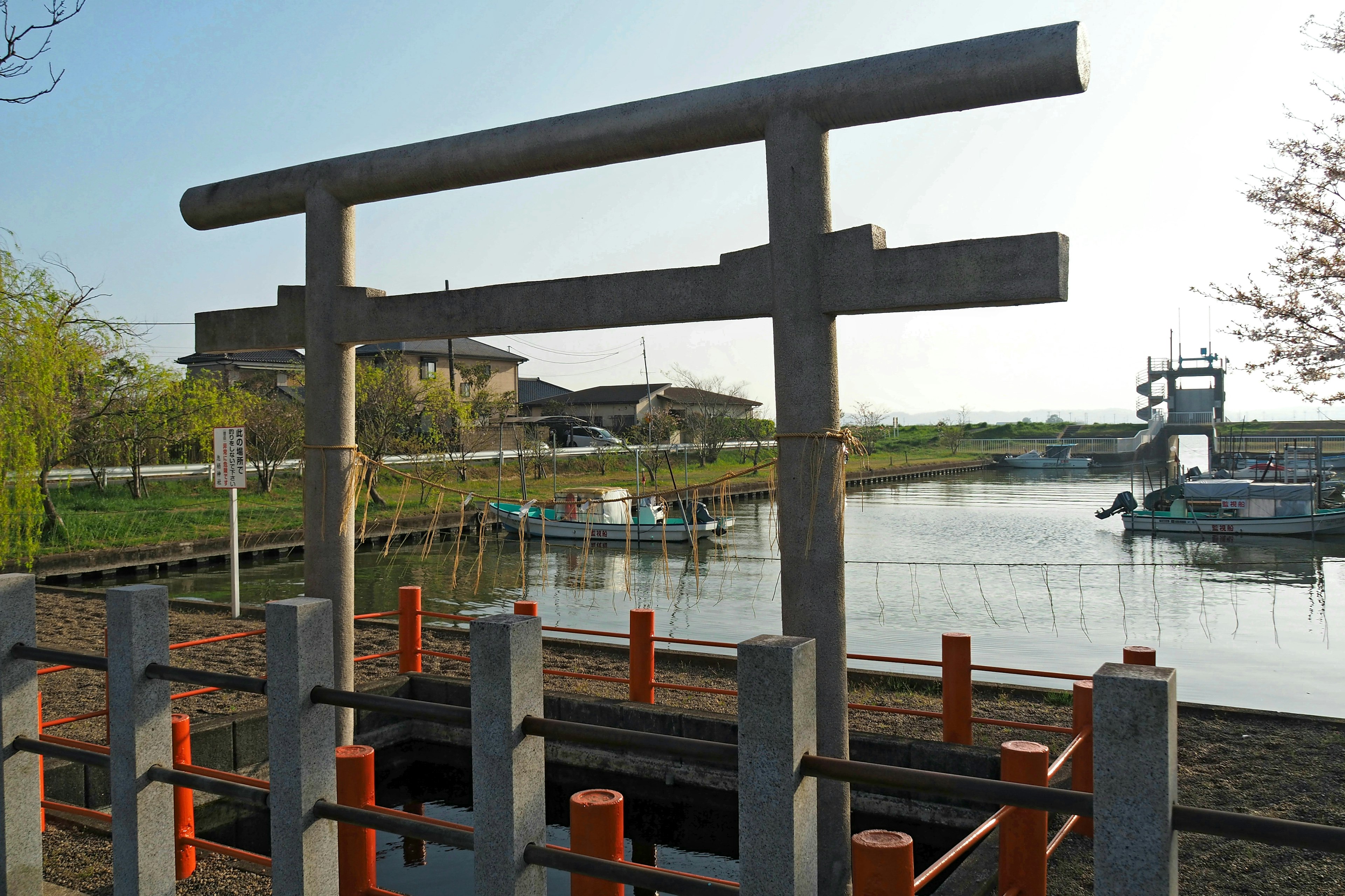 Puerta torii con vista serena del agua