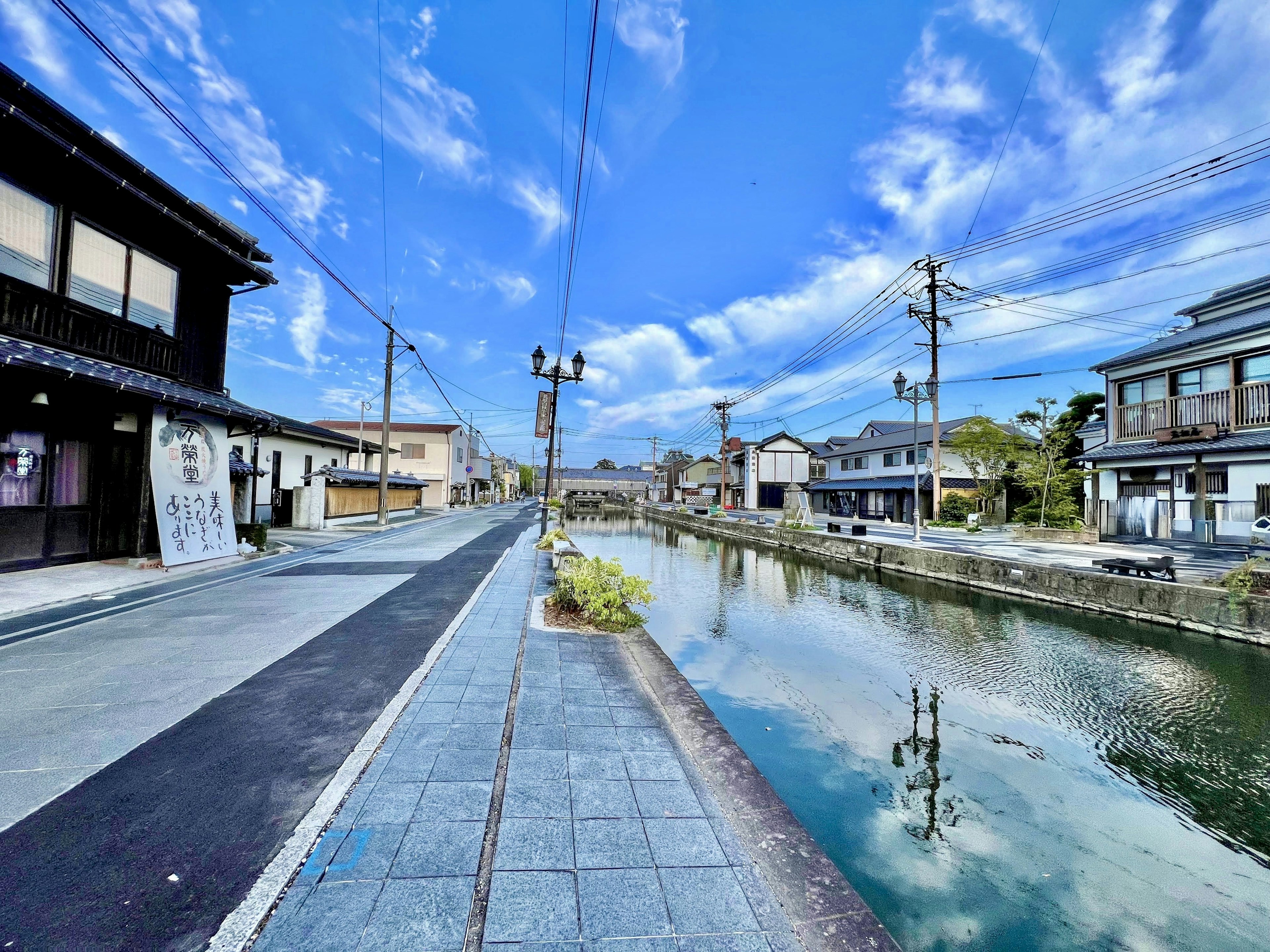 Malersiche Aussicht auf einen Kanal in Japan mit blauem Himmel und Wolken