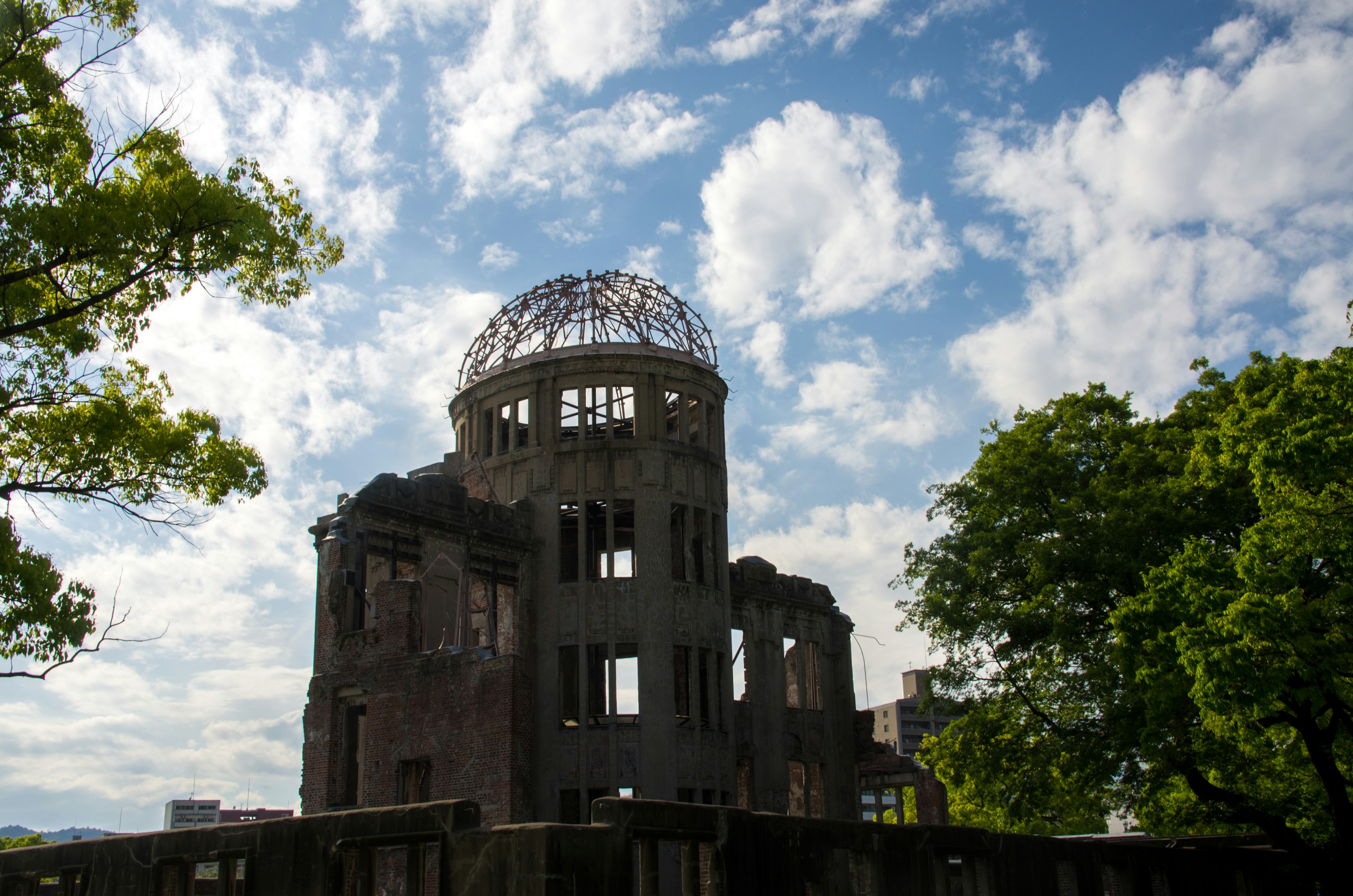 Mái vòm bom nguyên tử Hiroshima đứng dưới bầu trời xanh