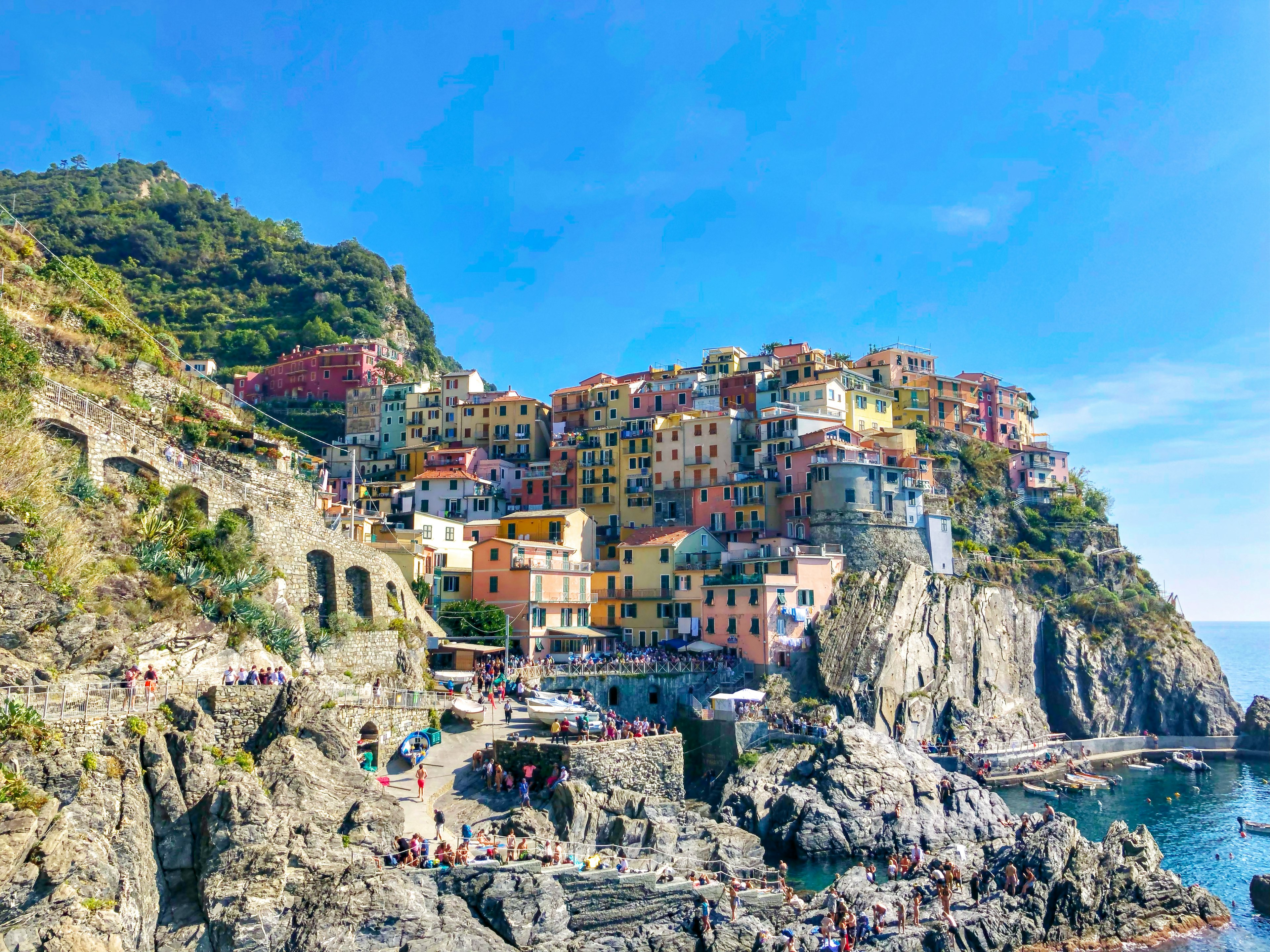 Maisons colorées perchées sur une côte rocheuse au bord de la mer