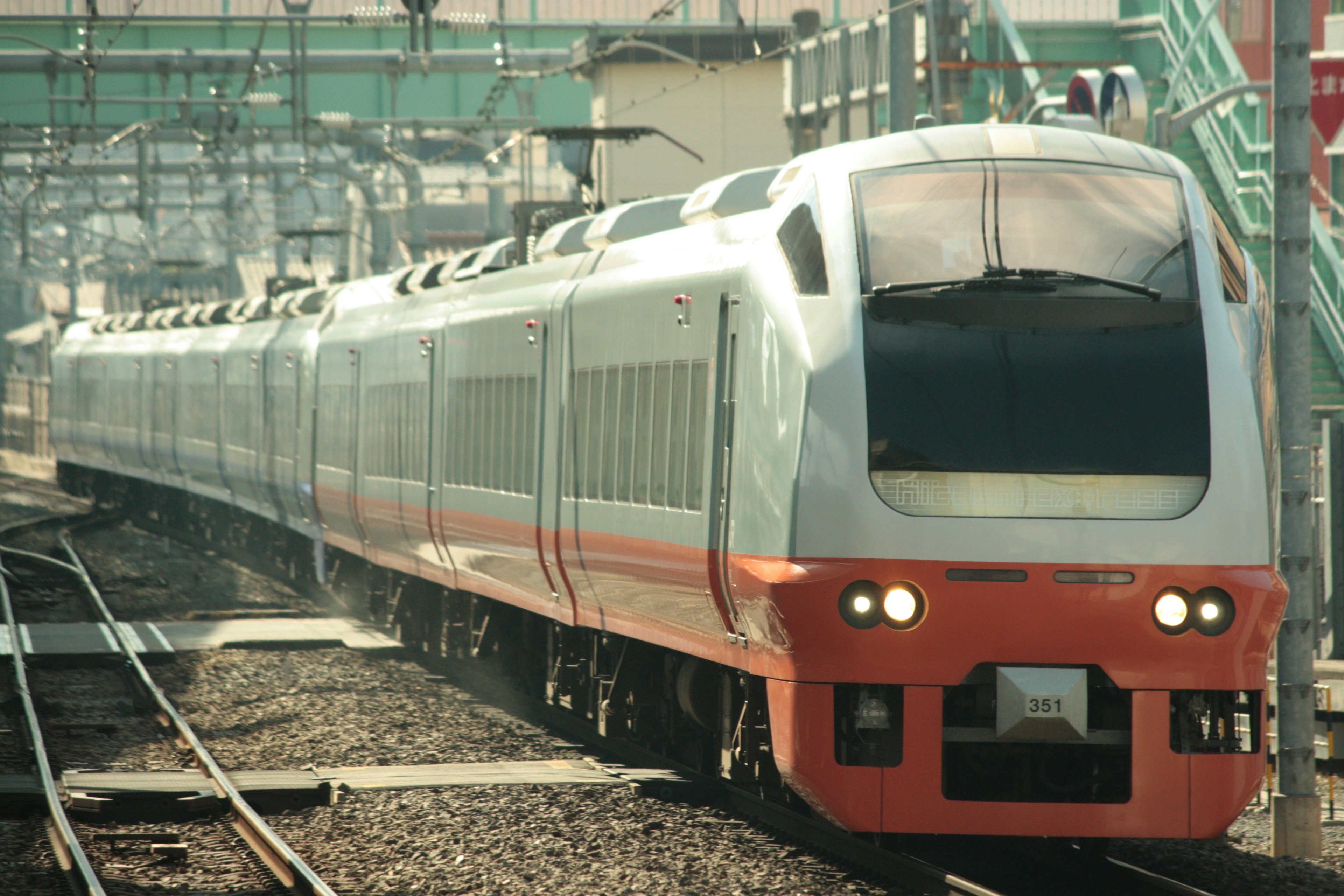 近代的なデザインの電車が線路を走る風景