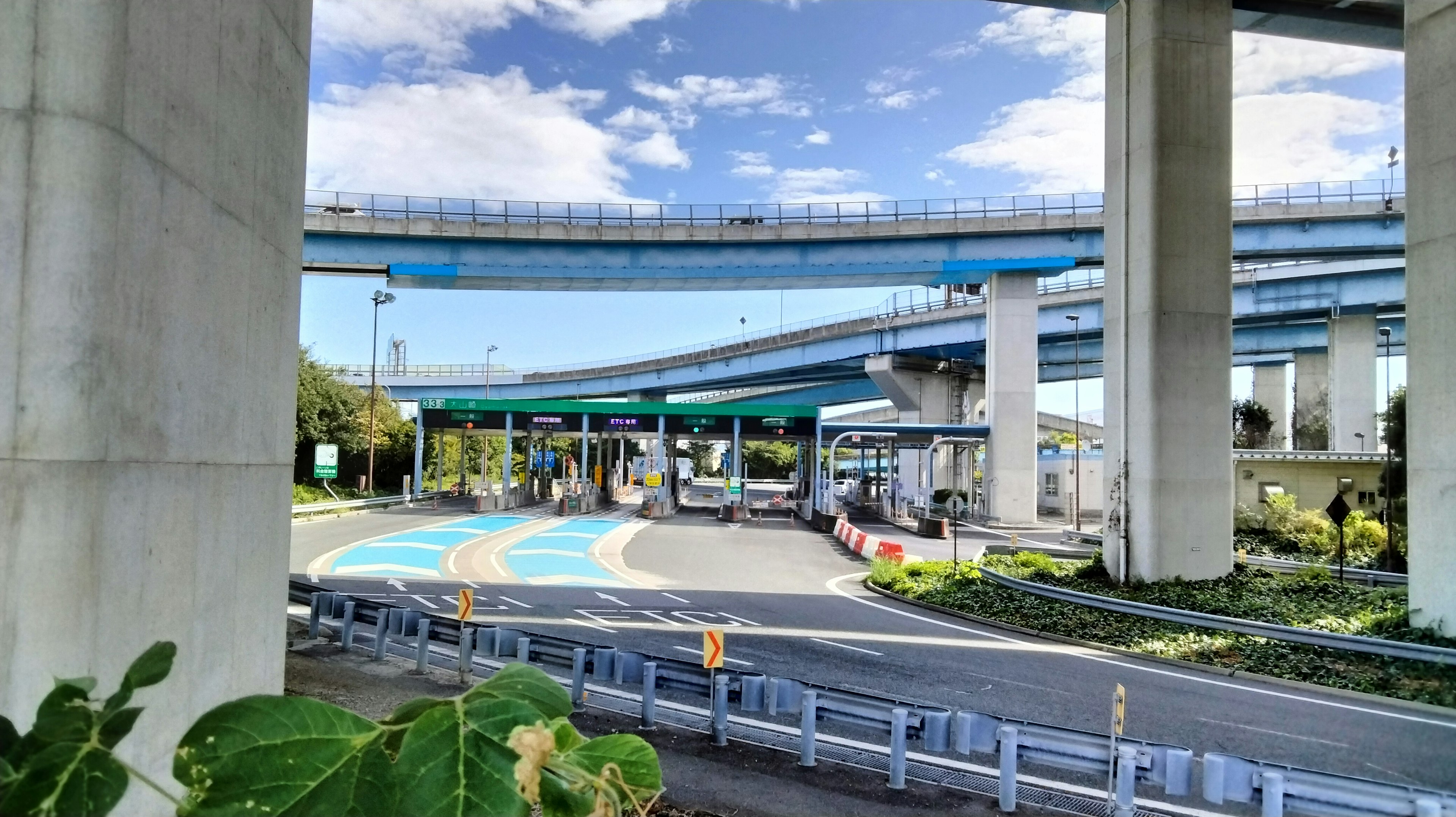 Intersección bajo una carretera elevada con cielo azul