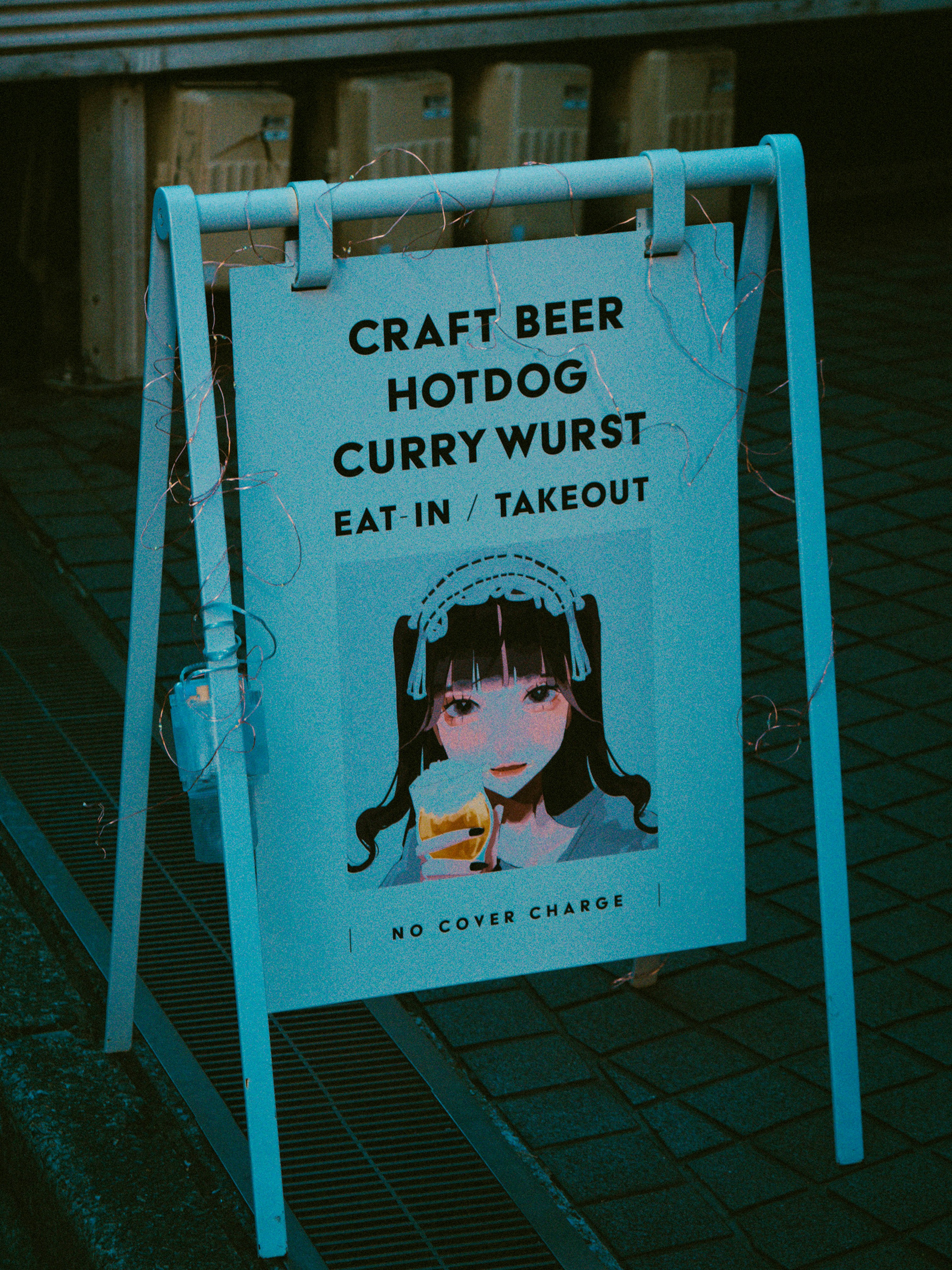 Panneau avec de la bière artisanale, des hot-dogs et du curry wurst avec une illustration de fille de style anime