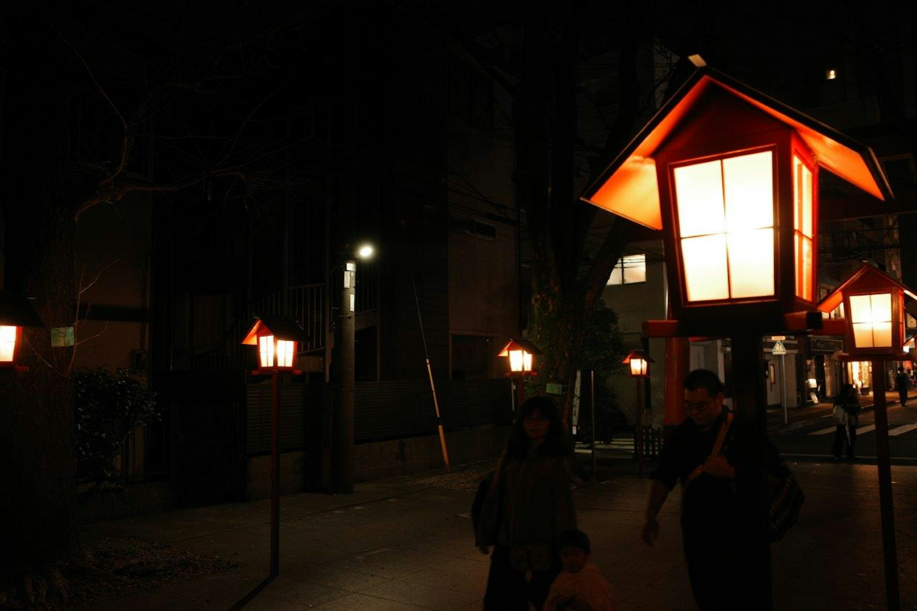 Escena nocturna de la calle con faroles brillantes