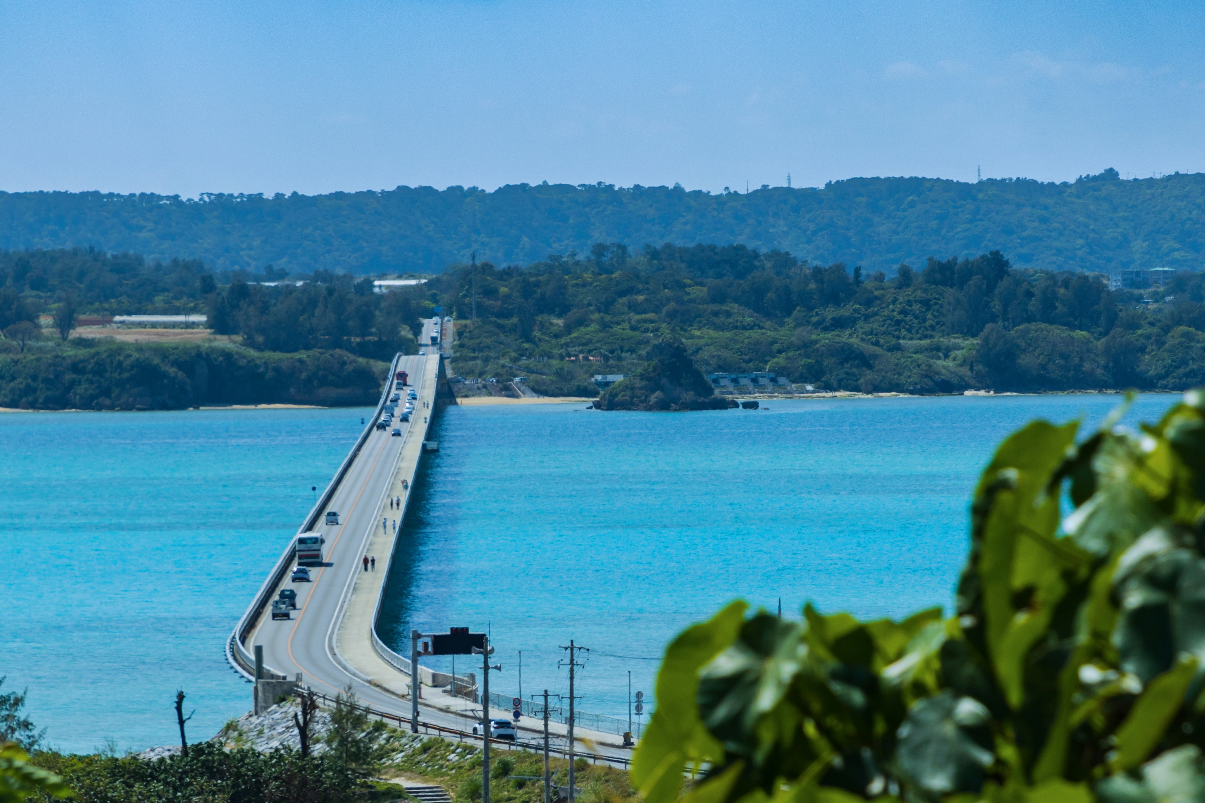 ทิวทัศน์สวยงามของสะพานยาวที่ทอดยาวเหนือทะเลสีฟ้า