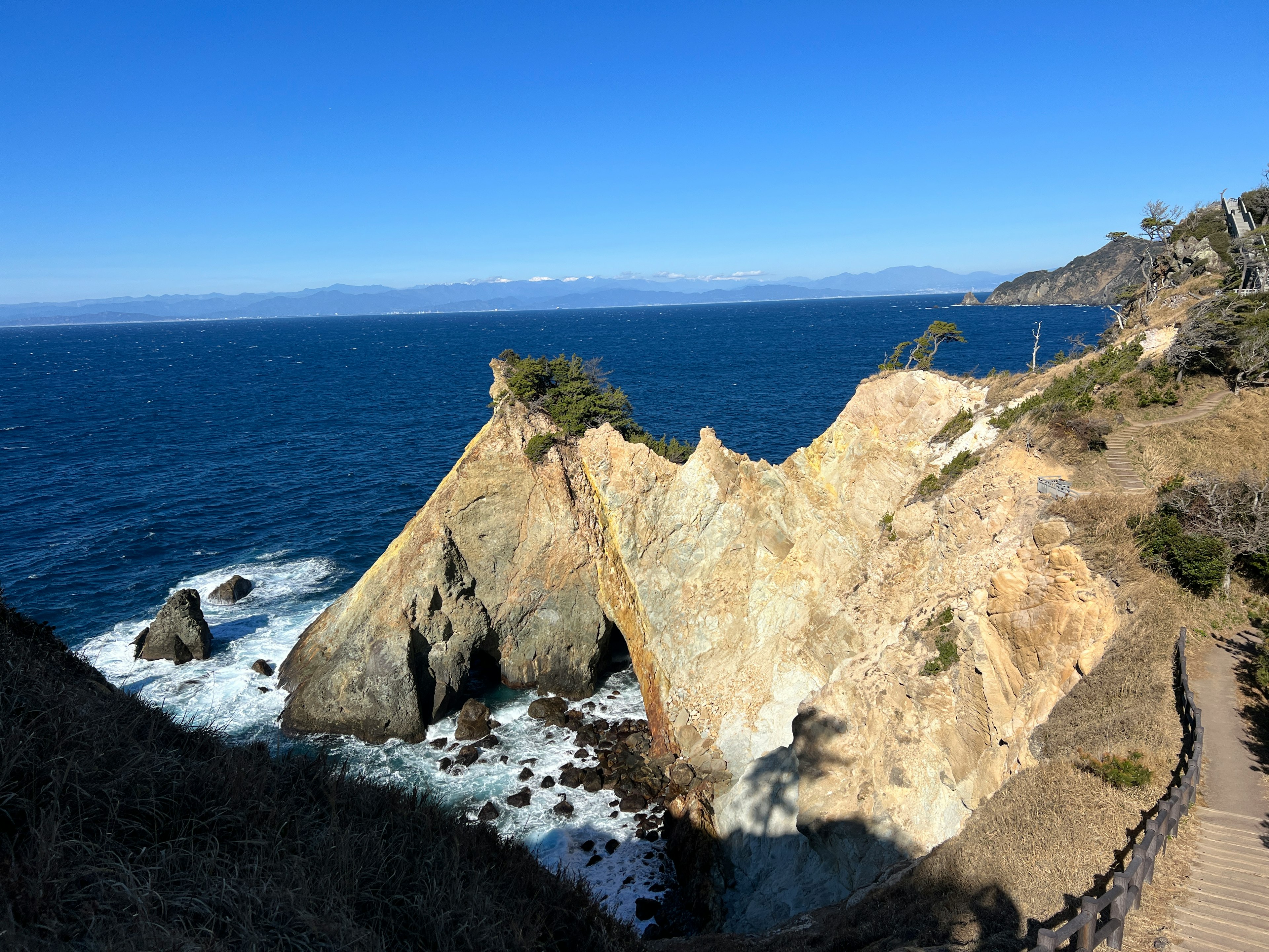 Côte pittoresque avec des falaises et l'océan bleu