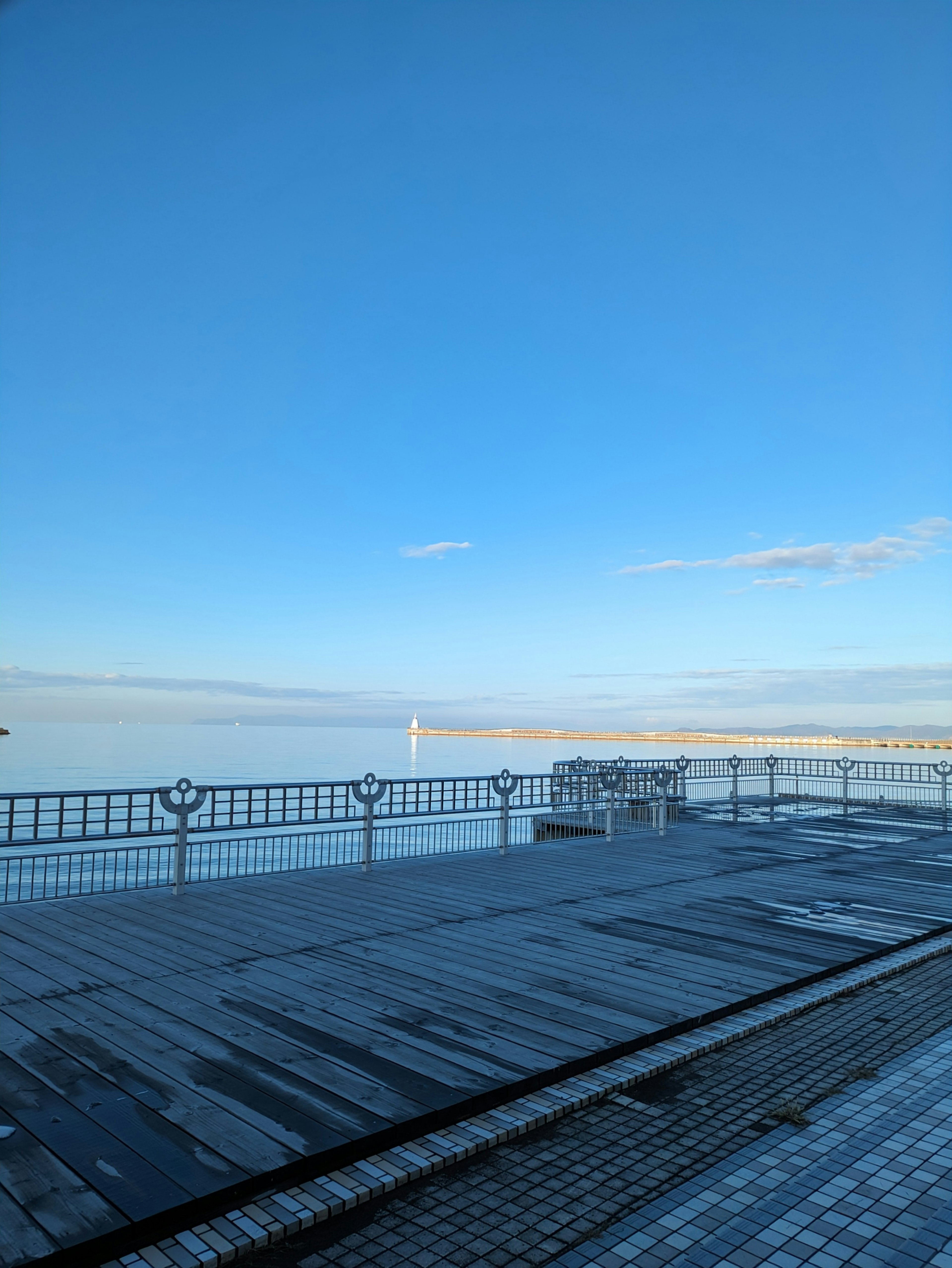 Deckbereich mit blauem Himmel und ruhiger See